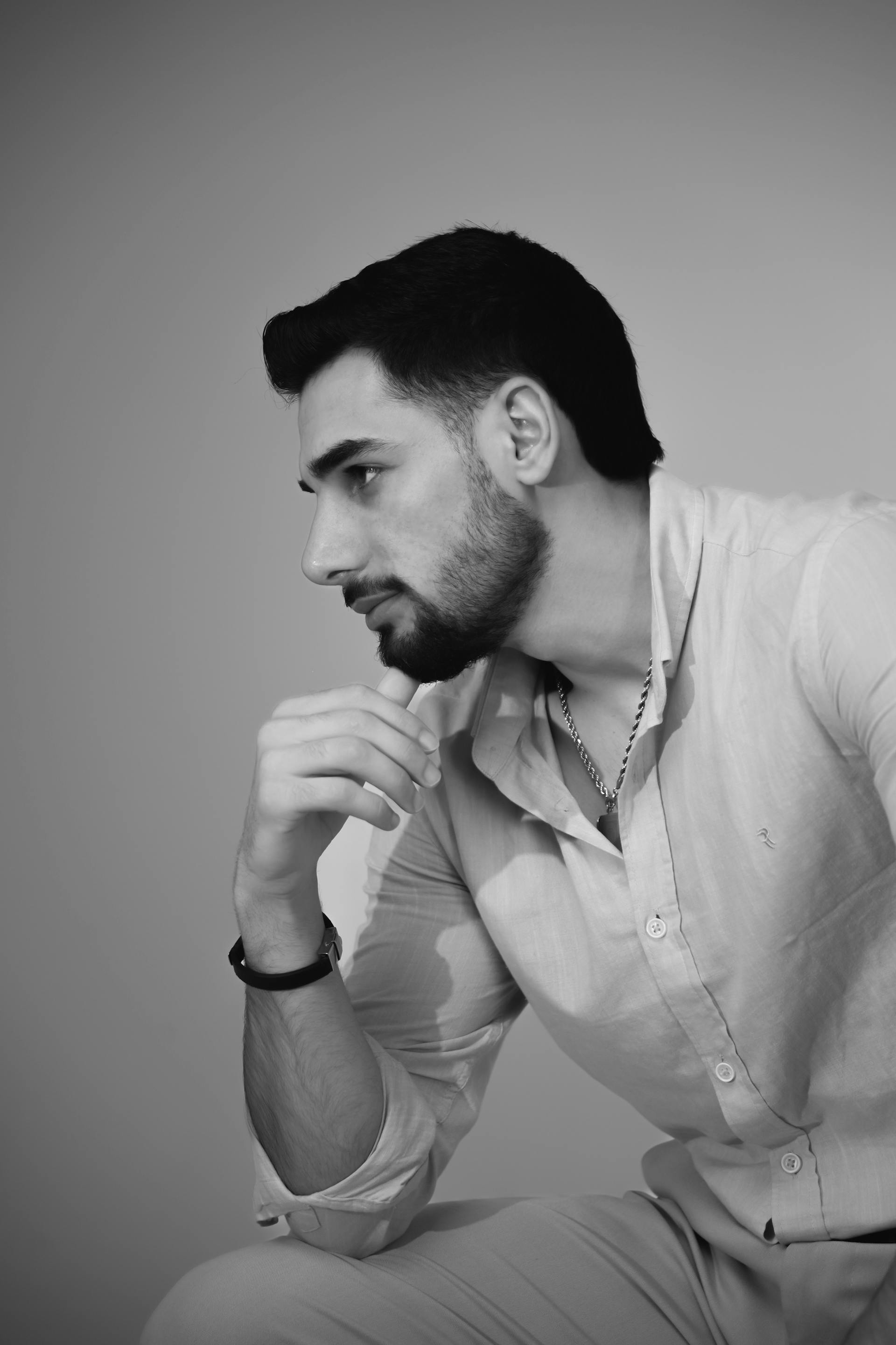 Un hombre mirando a alguien | Fuente: Pexels