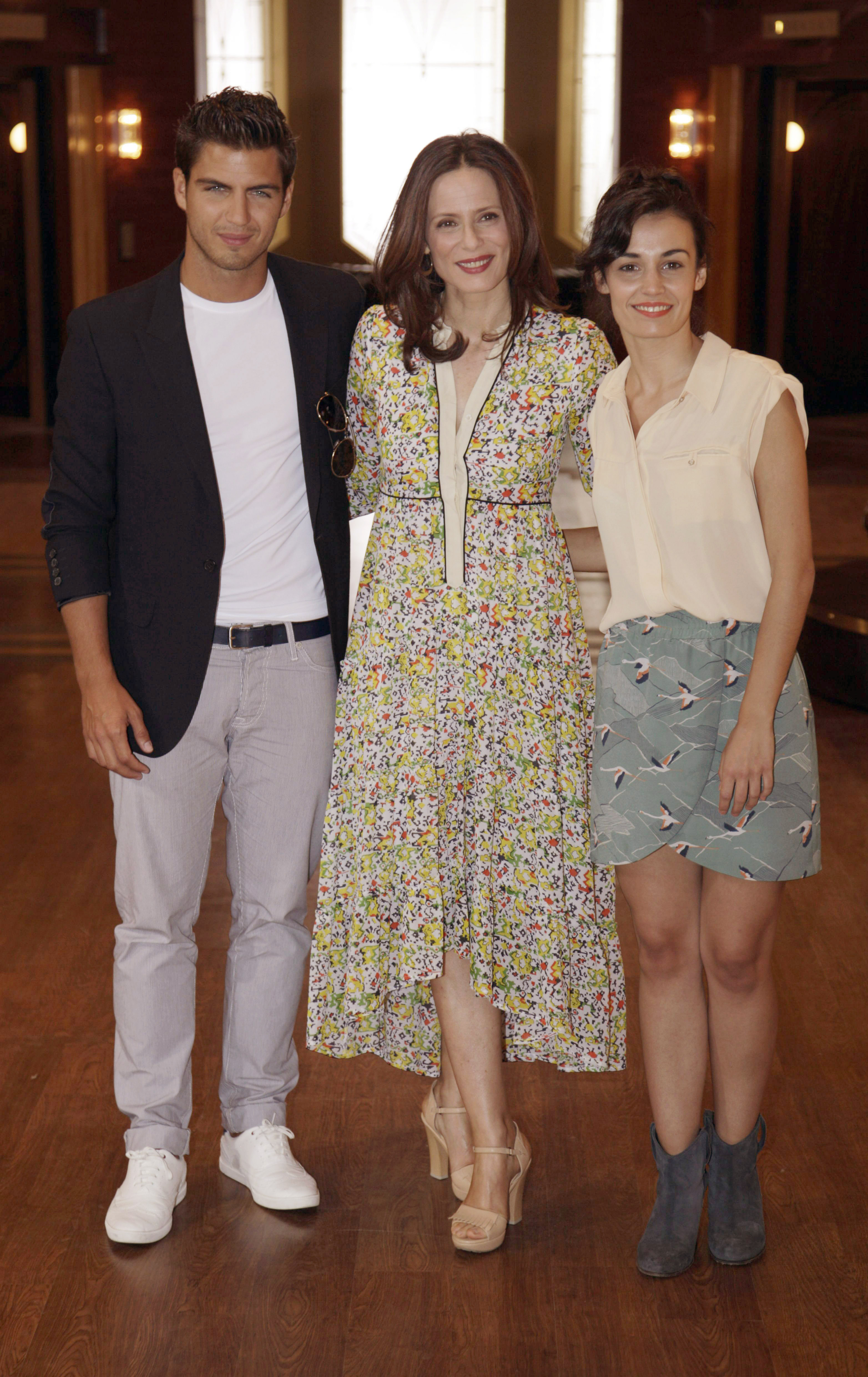 Maxi Iglesias, Aitana Sánchez Gijón y Sara Rivero aparecen en el set de rodaje de 'Galerías Velvet' el 24 de junio de 2013 en Madrid, España. | Fuente: Getty Images.