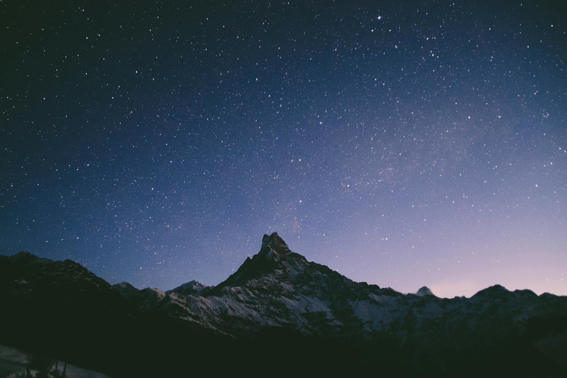 Una montaña de noche | Fuente: Pexels