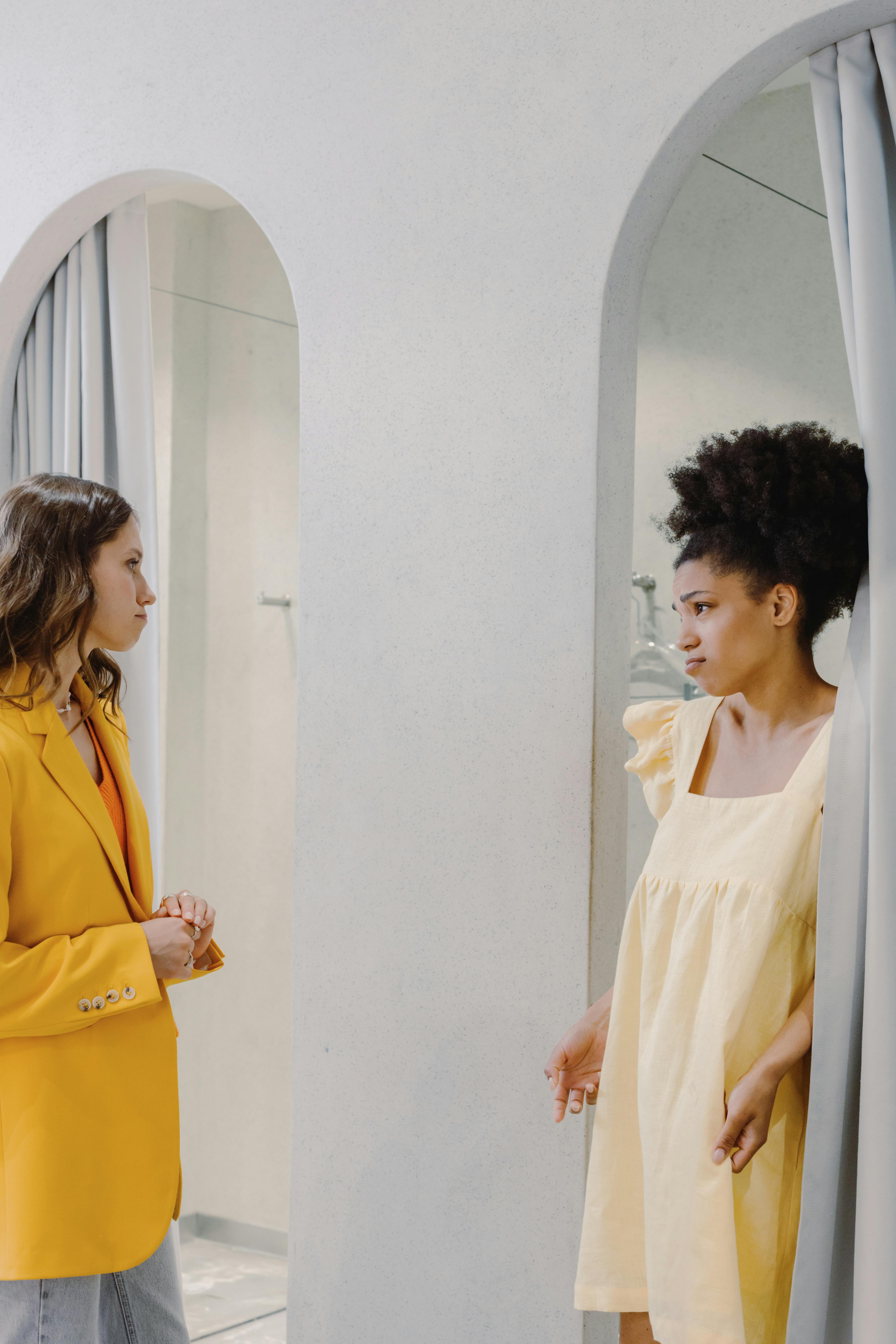 Mujeres manteniendo una conversación | Fuente: Pexels
