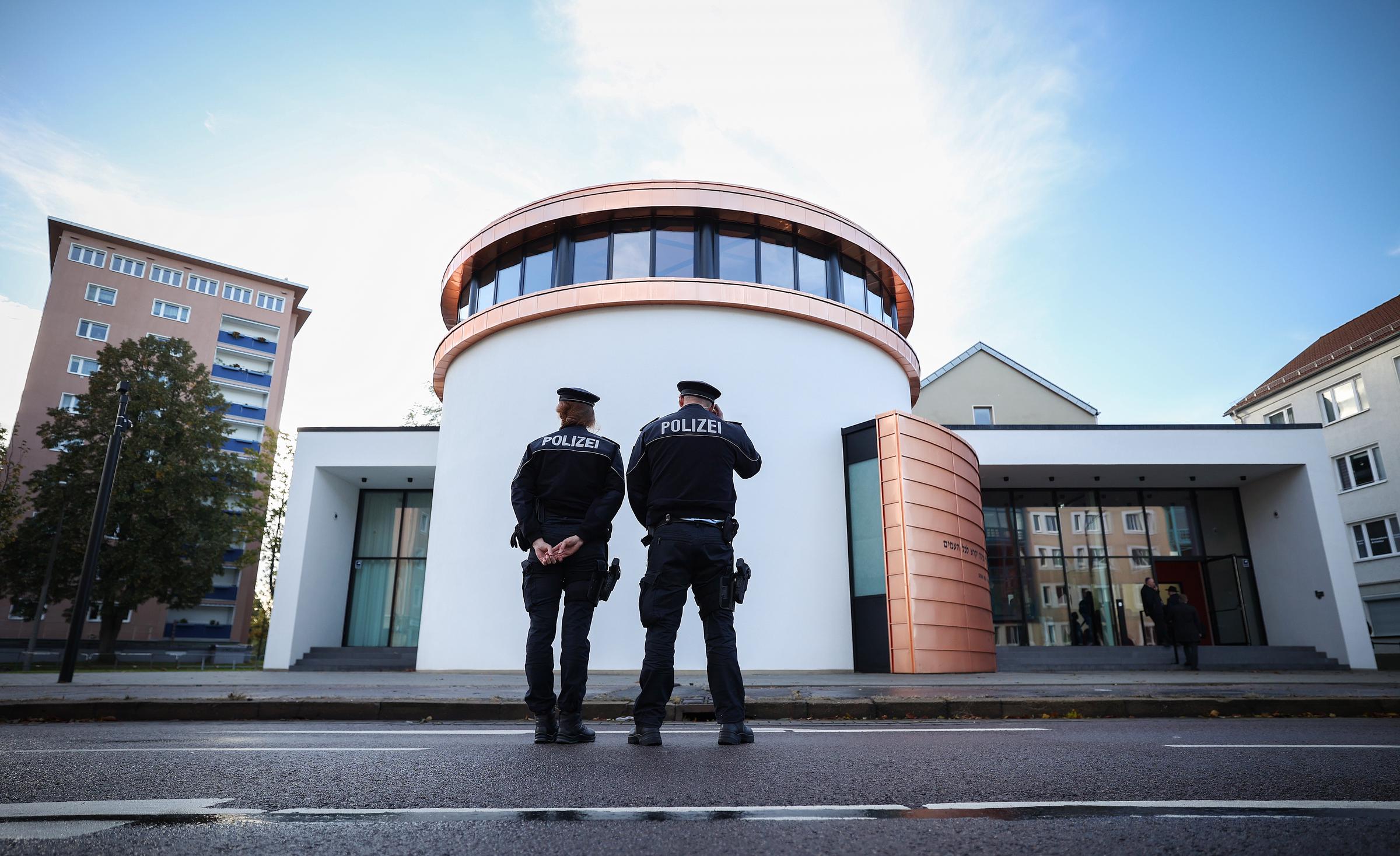 Dos policías frente a la Sinagoga Weill | Fuente: Getty Images