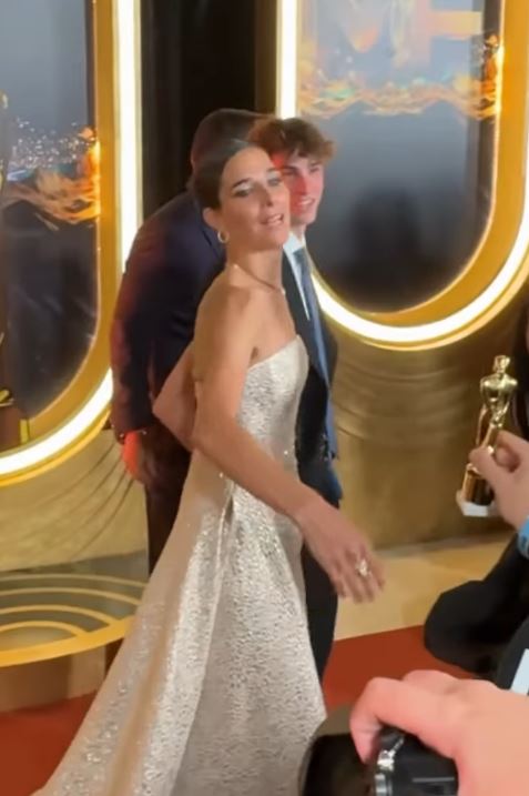 Juana Viale junto a su hijo Silvestre en la ceremonia de los Martín Fierro 2025 | Fuente: Instagram/resuchic