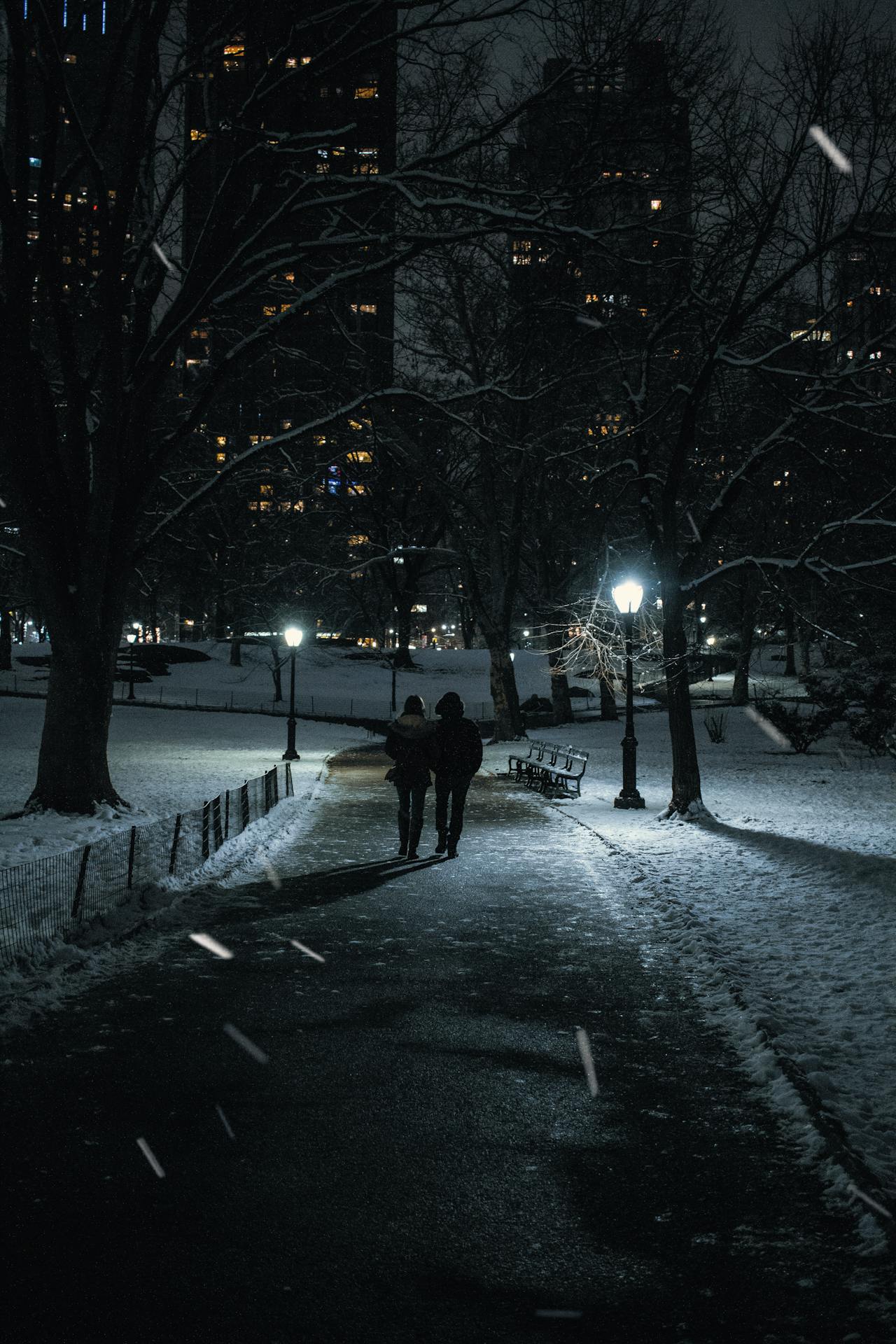 Una pareja paseando de noche | Fuente: Pexels