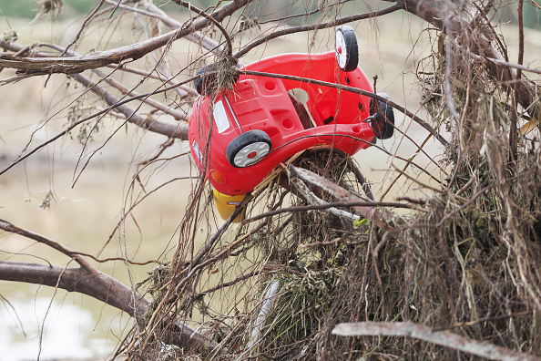 Los equipos de búsqueda y rescate continúan buscando a personas desaparecidas tras las devastadoras inundaciones que afectaron la zona cercana al río Guadalupe en Ingram, Texas, el 7 de julio de 2025 | Fuente: Getty Images