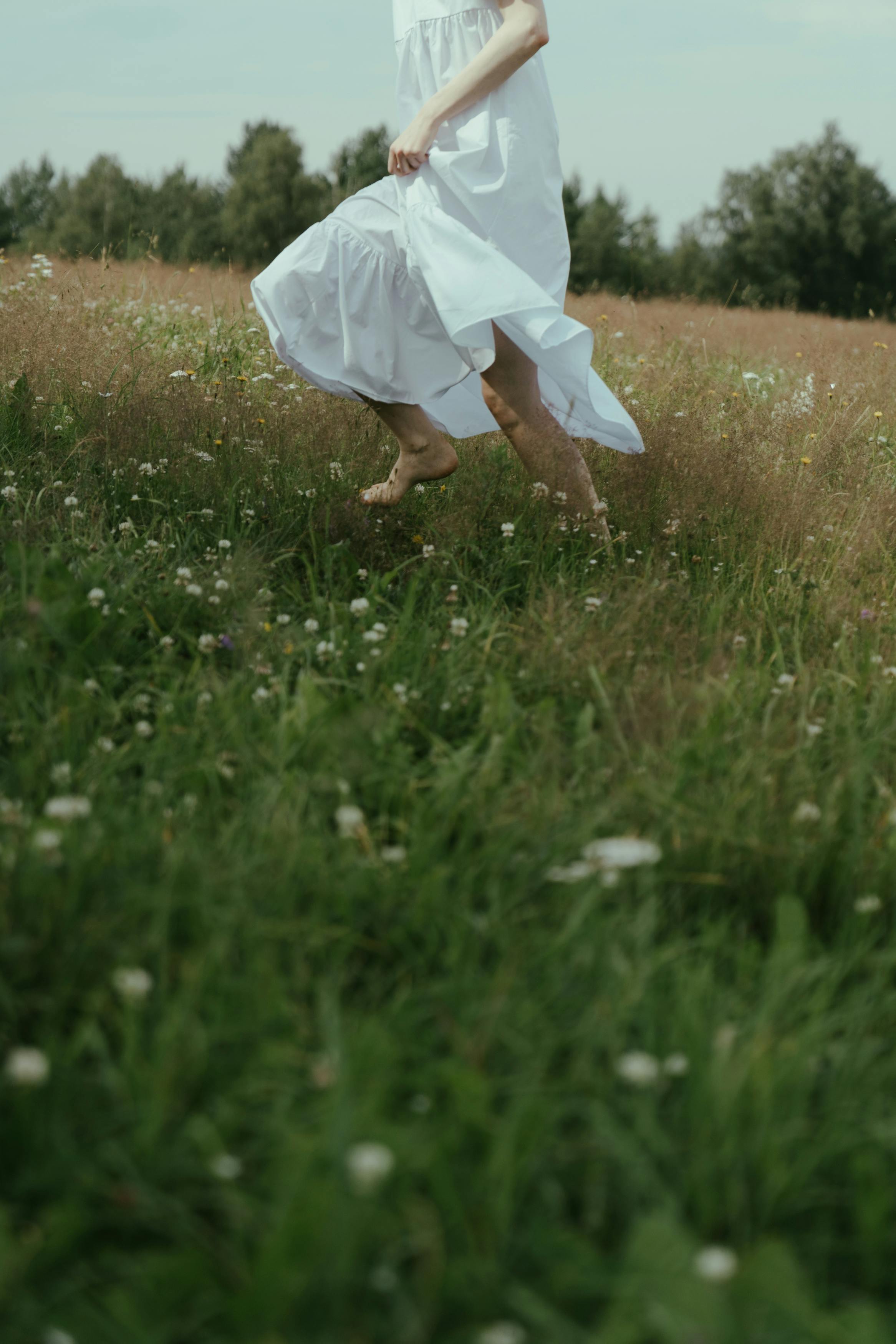 Una mujer descalza corriendo | Fuente: Pexels