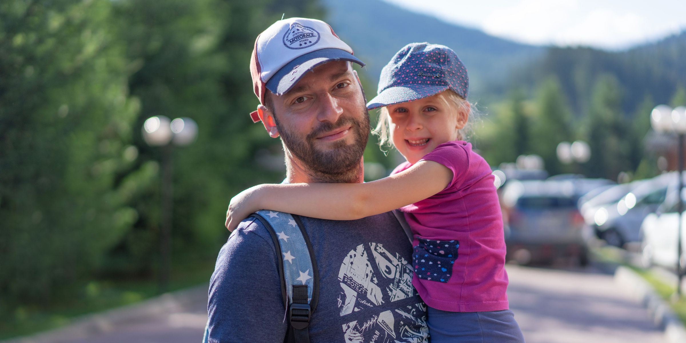 A happy father carrying his little girl | Source: Pexels