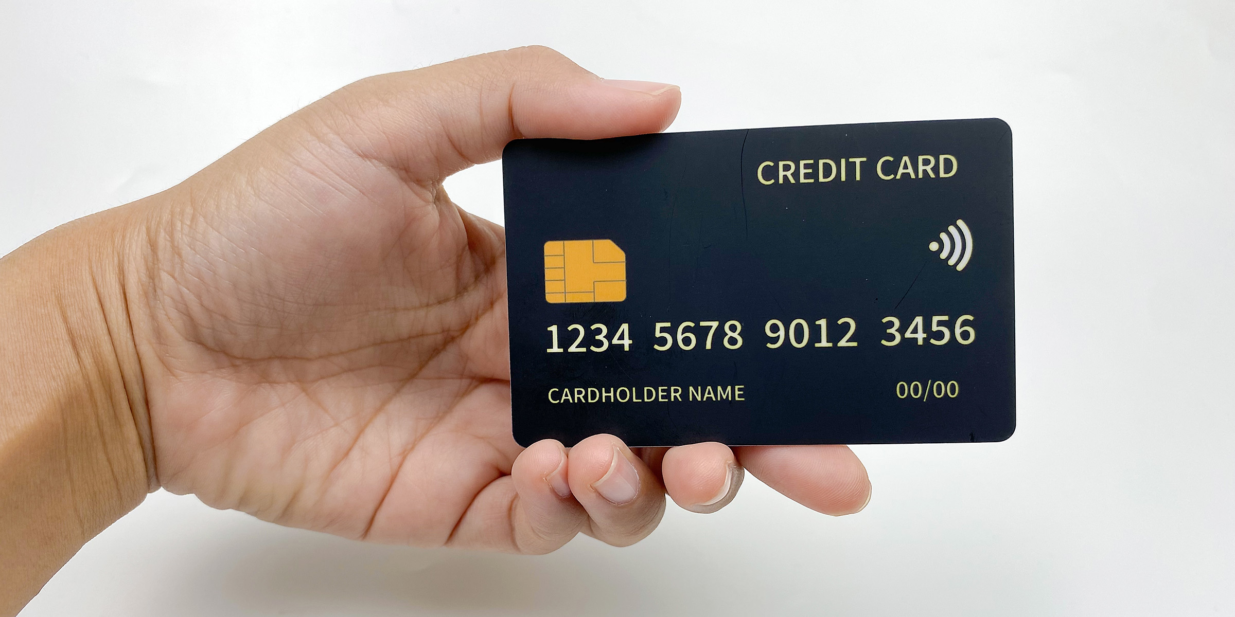 Una persona con una tarjeta bancaria | Fuente: Shutterstock