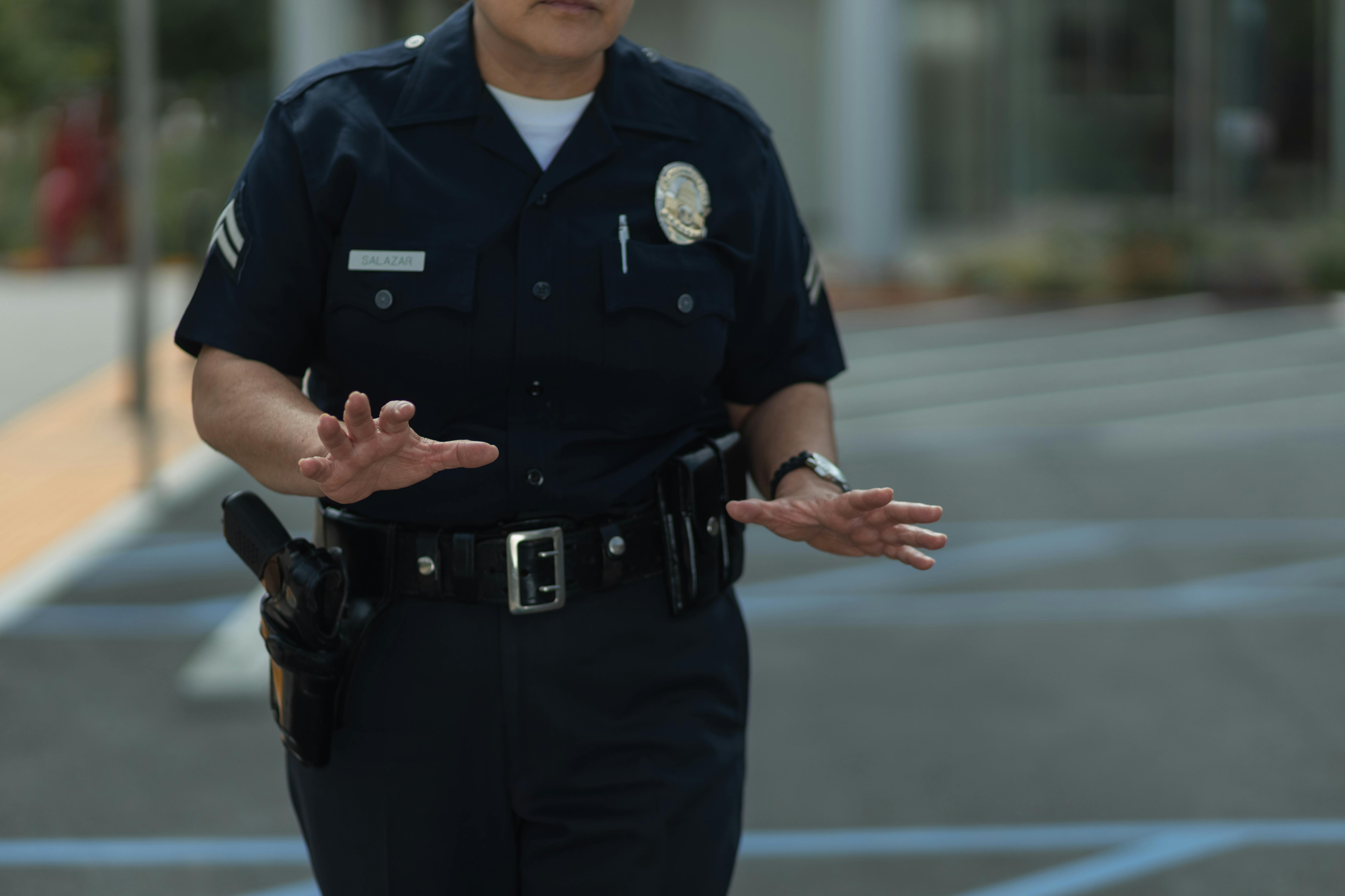 Un agente de policía en el exterior | Fuente: Pexels