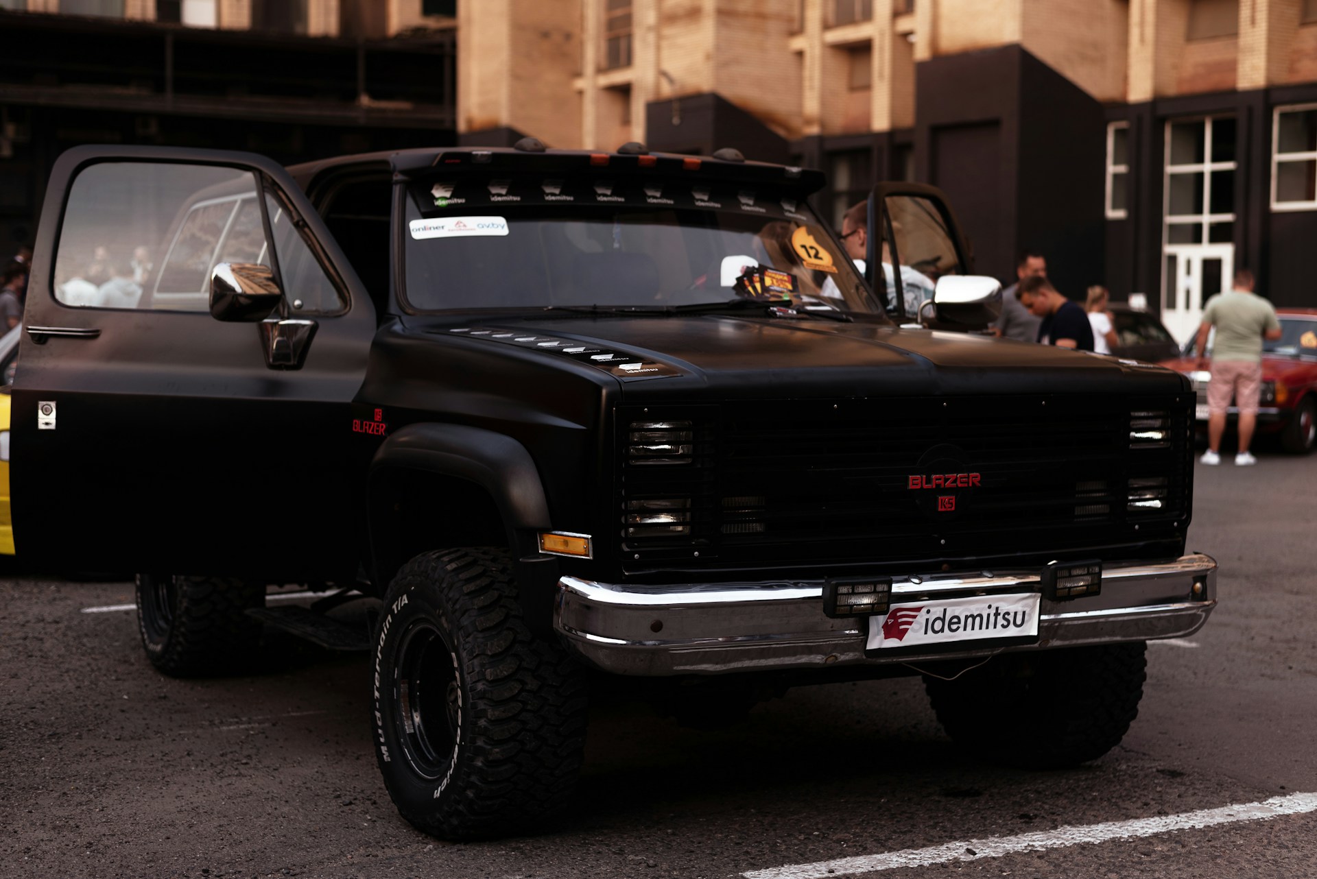 Una camioneta estacionada en una carretera muy transitada | Fuente: Unsplash