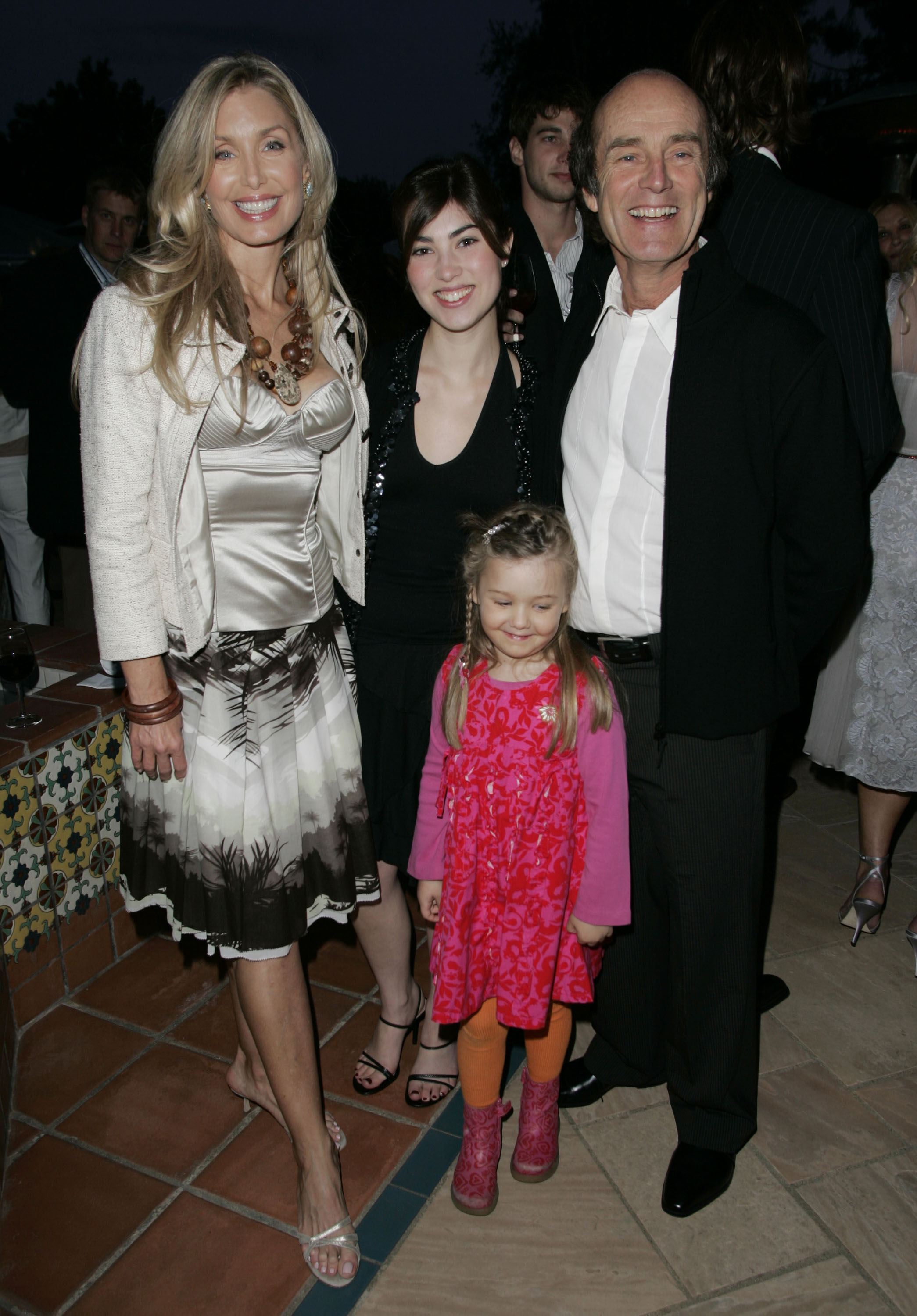 La actriz fotografiada con Harry M. Brittenham y sus hijas en el desfile de moda de Barneys New York y Hewlett-Packard Host Proenza Schouler el 28 de abril de 2005 | Fuente: Getty Images