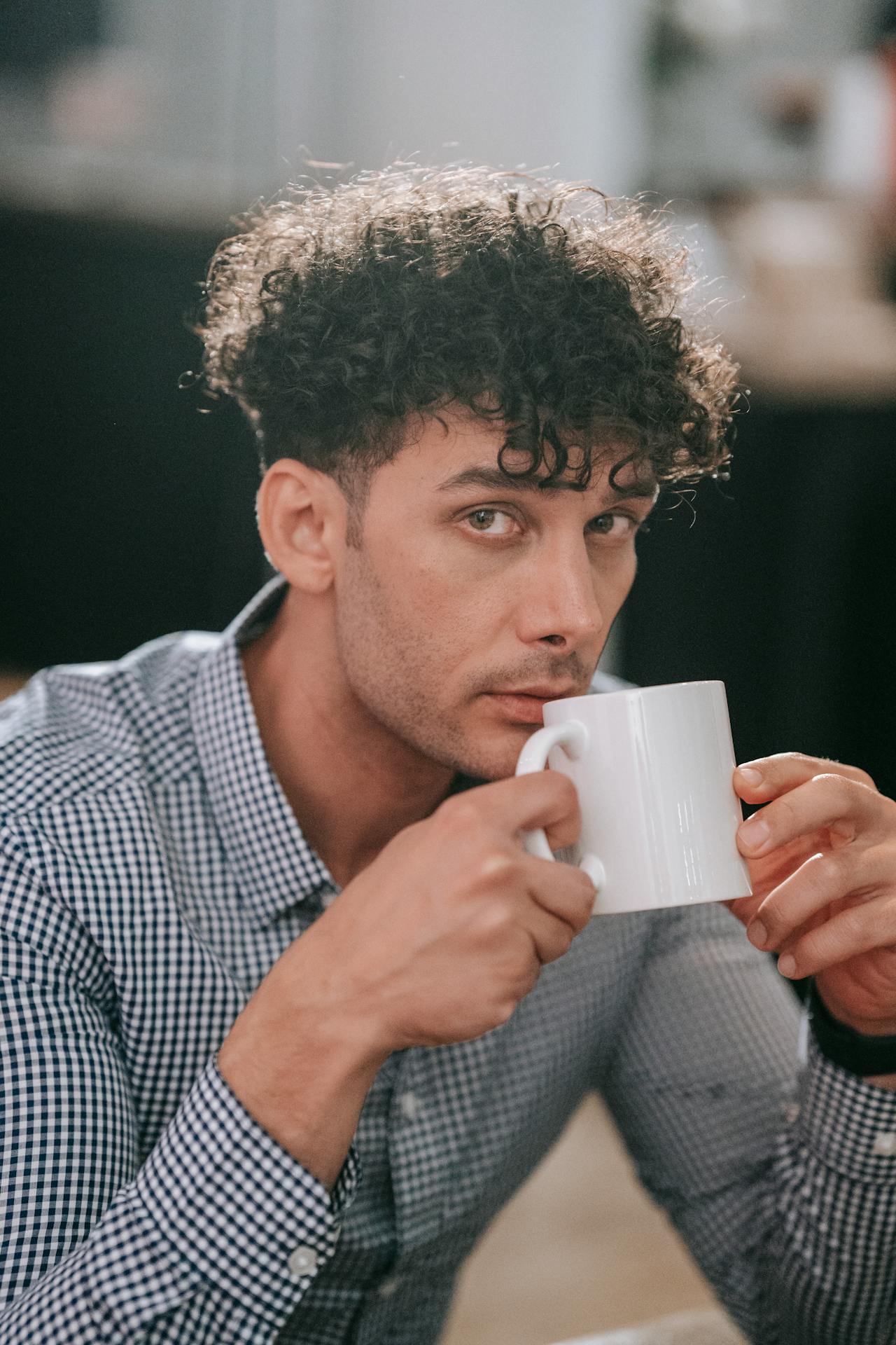 Un hombre con una taza de cerámica blanca | Fuente: Pexels