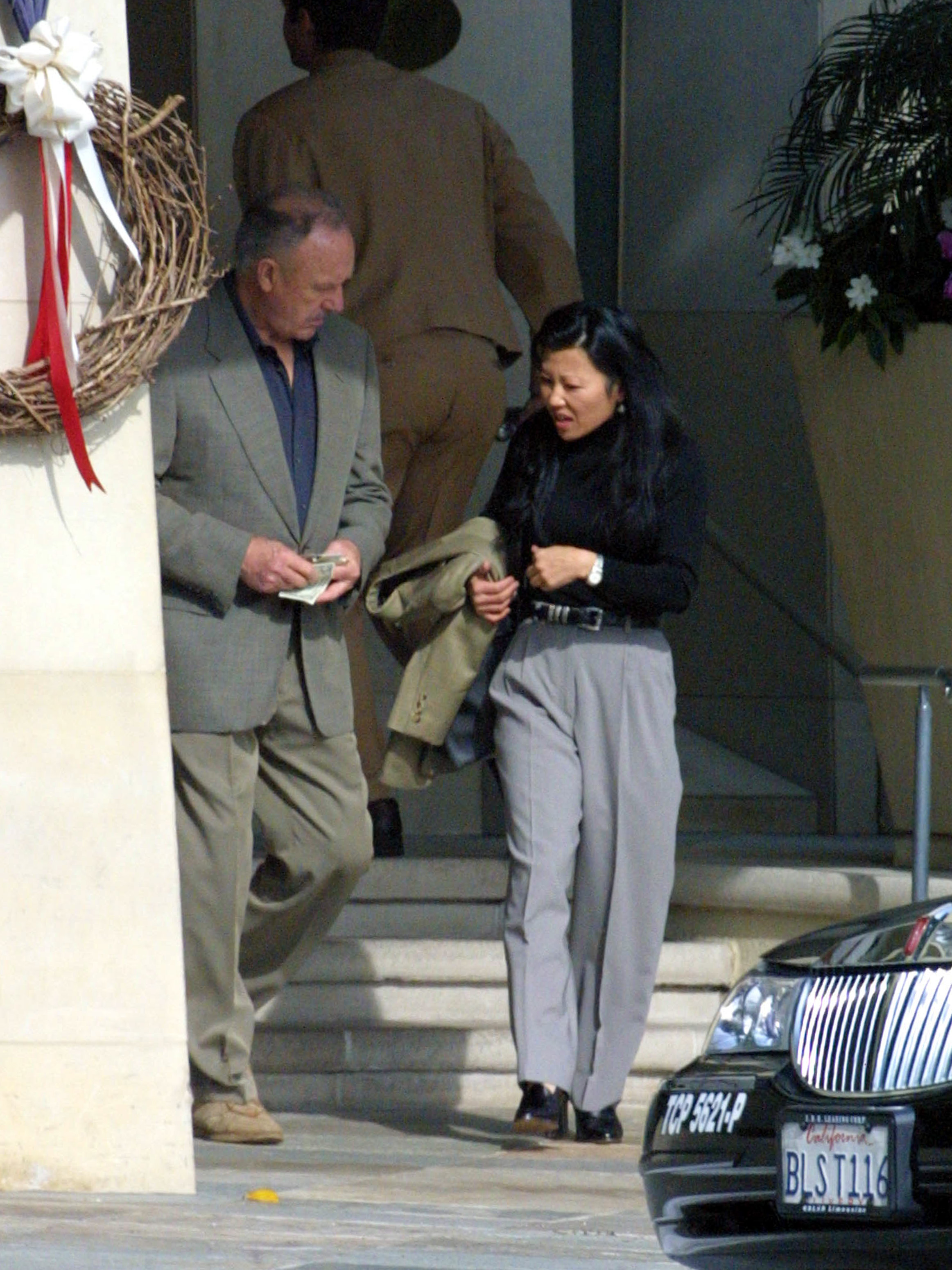 Gene Hackman y Betsy Arakawa fotografiados el 16 de noviembre de 2001, en Los Ángeles, California | Fuente: Getty Images