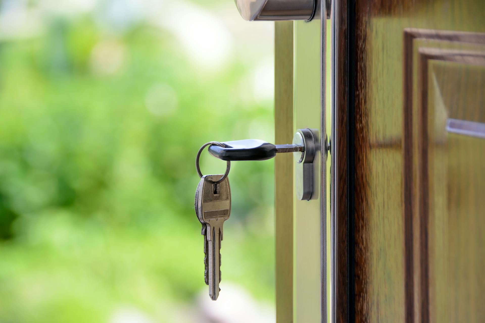 Llaves en una puerta de entrada | Fuente: Pexels