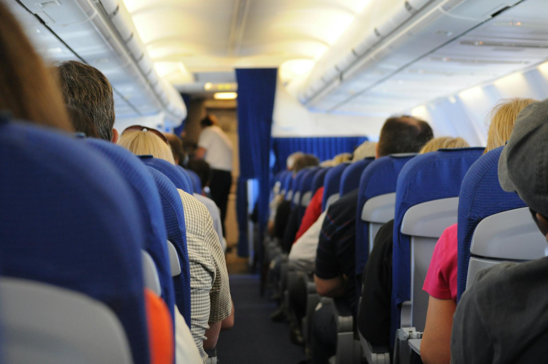 Gente en un avión | Fuente: Pexels