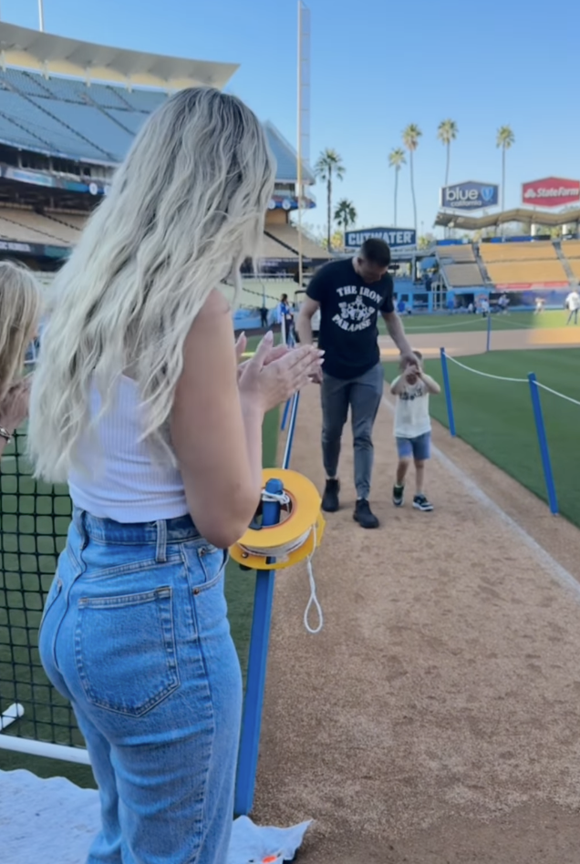 Maximus Freeman aprendiendo a andar de nuevo con el apoyo de Chelsea y Freddie Freeman en un post subido el 26 de septiembre de 2024 | Fuente: Instagram/chelseafreeman5 | freddiefreeman