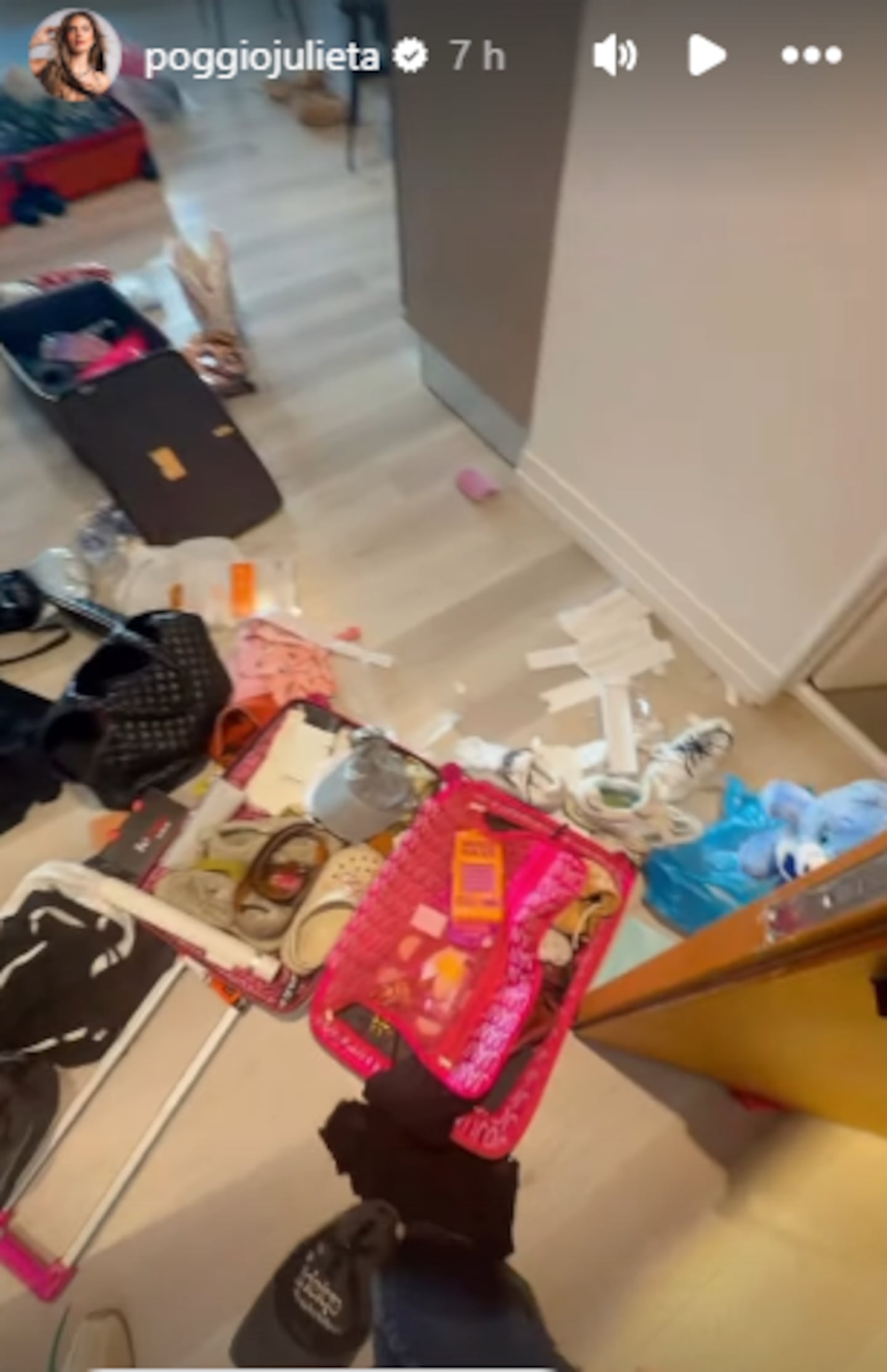 Julieta Poggio mostró el desorden de su vivienda en un video que compartió en sus historias de Instagram | Fuente: Instagram Stories/poggiojulieta