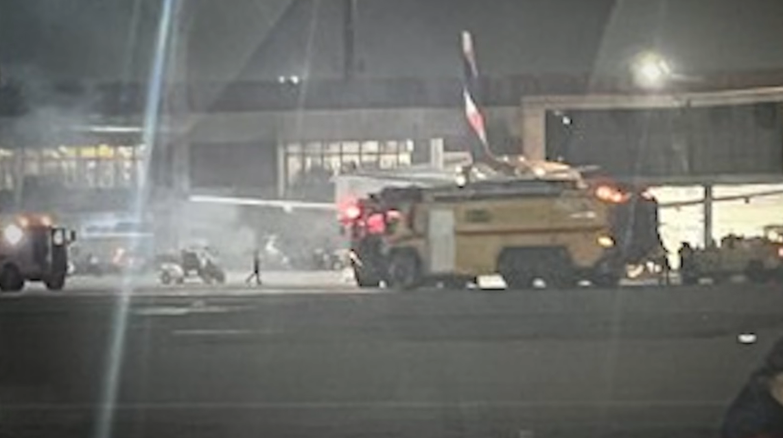 Bomberos del Aeropuerto Internacional de Guarulhos (GRU) en São Paulo, Brasil, trabajando para controlar el incendio ocurrido en un avión operado por Latam Airlines Group SA, el jueves 4 de diciembre de 2025. | Fuente: YouTube/Oneindia News