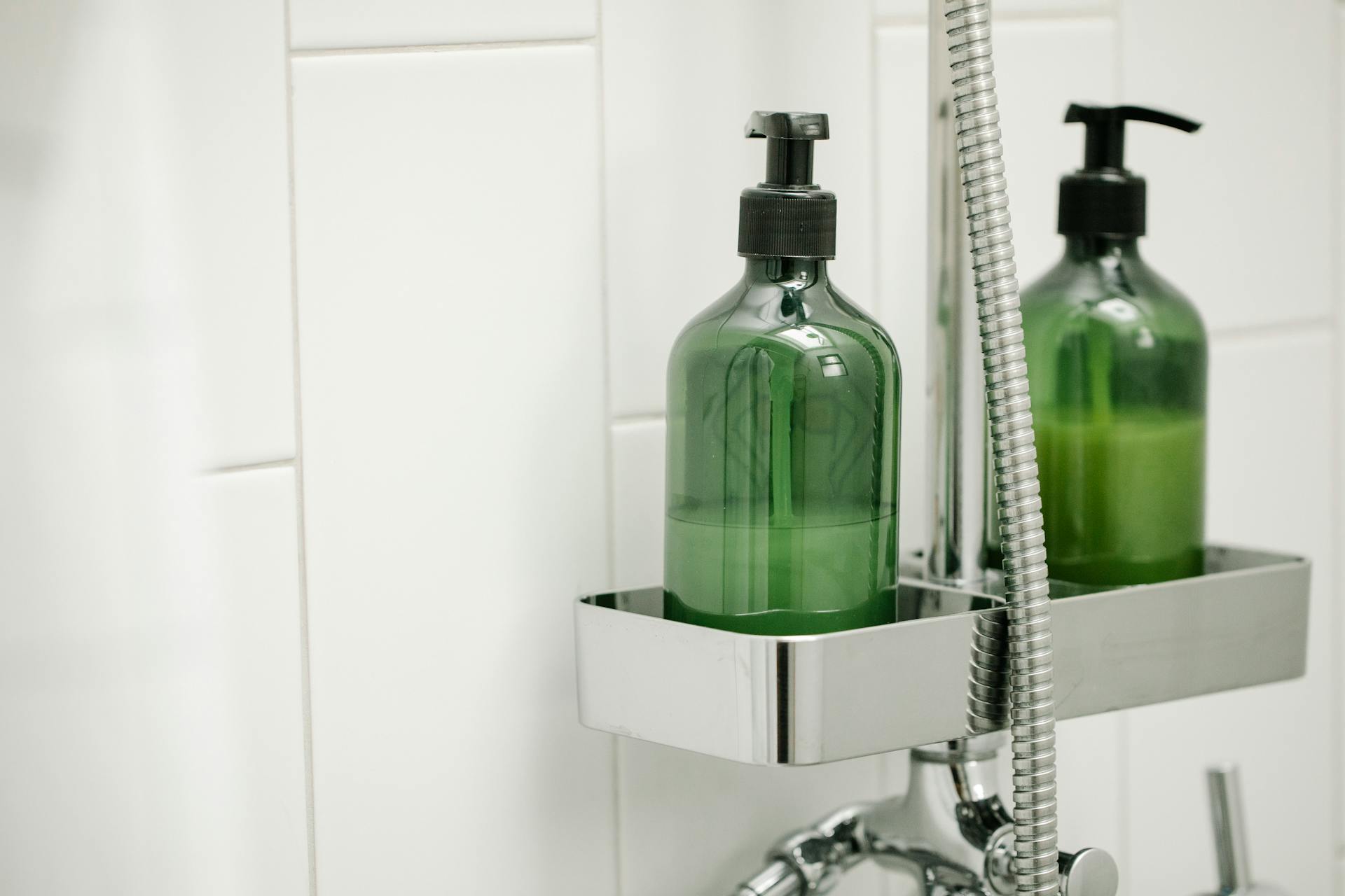 Botellas de champú en un cuarto de baño | Fuente: Pexels