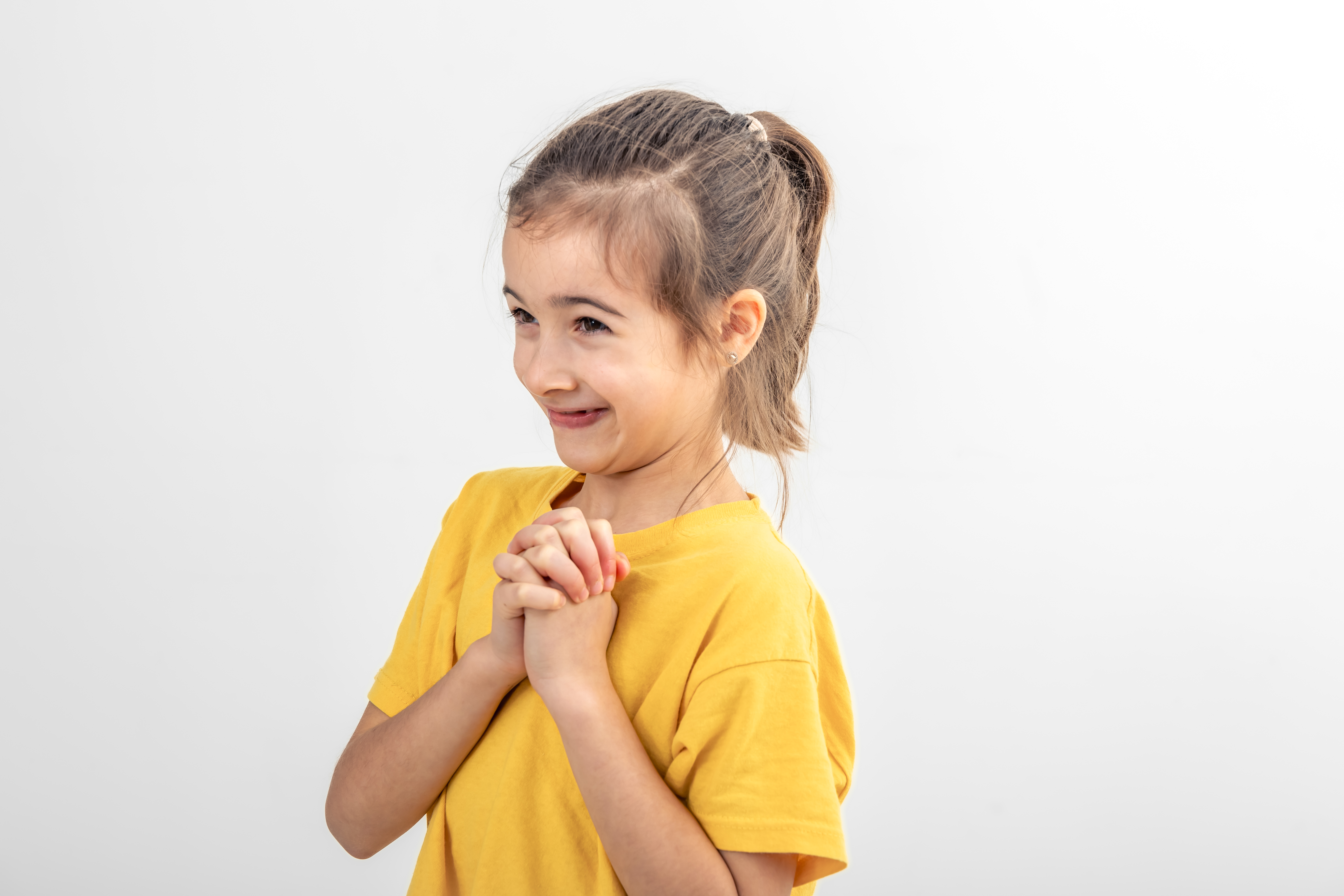 Una chica feliz agarrándose las manos | Fuente: Freepik