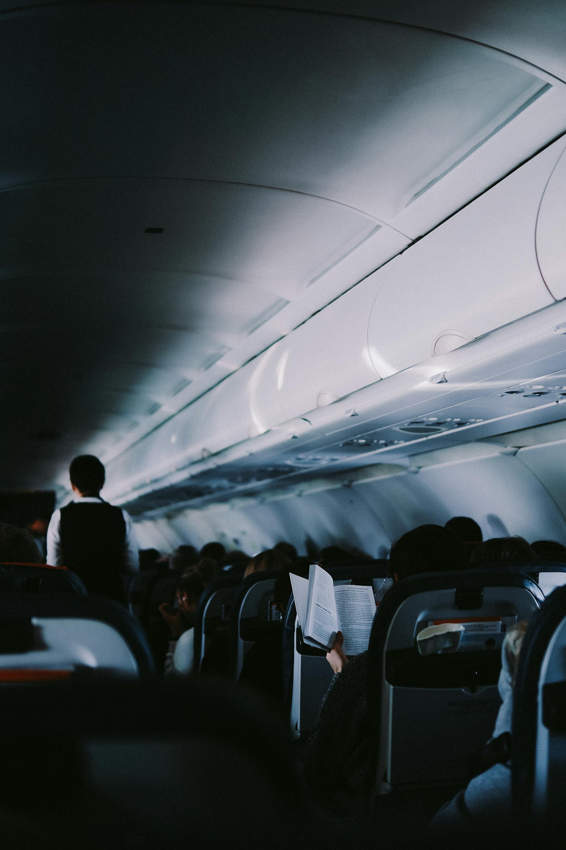 Personas en un vuelo | Fuente: Pexels