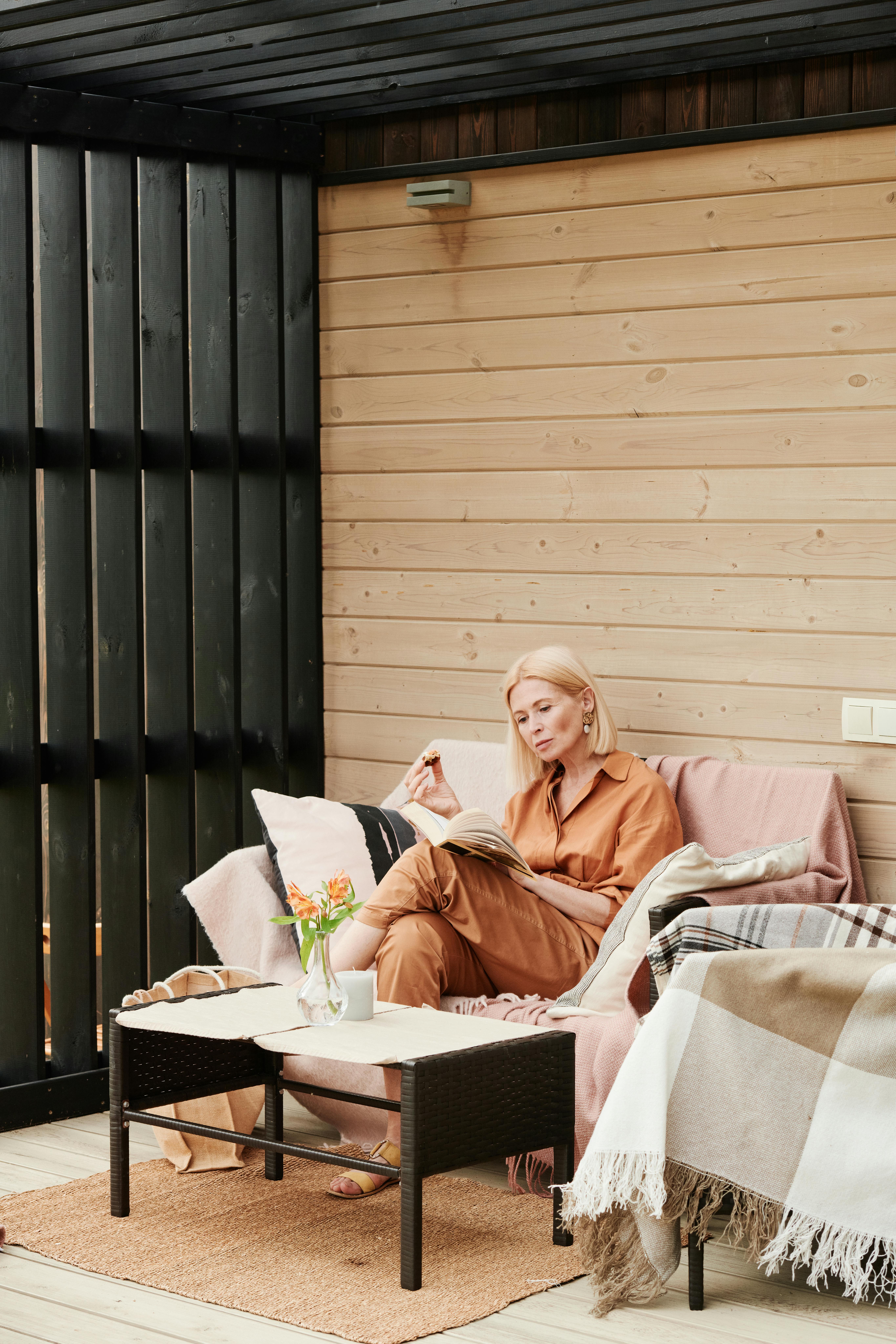 Una mujer en su casa | Fuente: Pexels