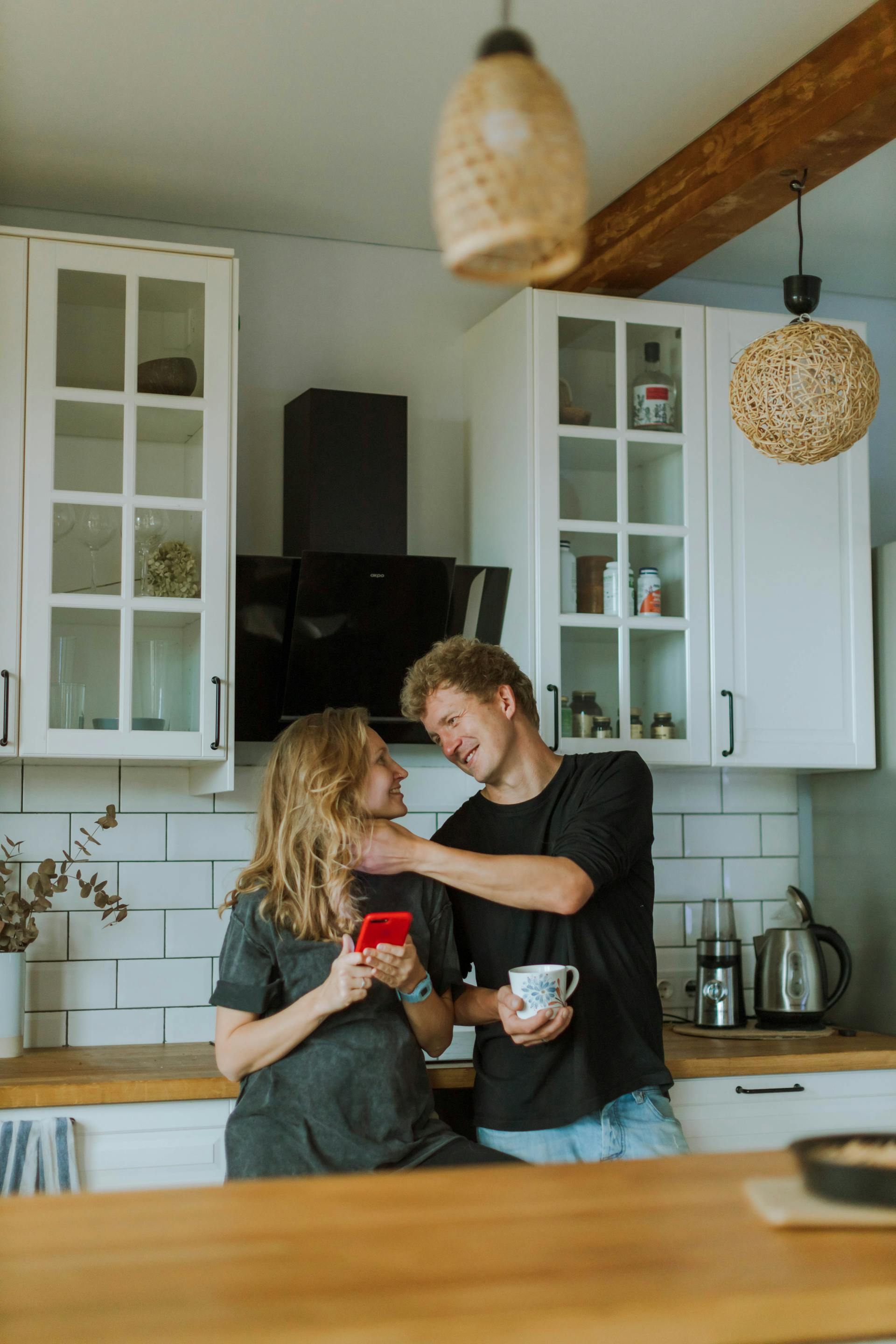 Una pareja compartiendo un dulce momento en la cocina | Fuente: Pexels