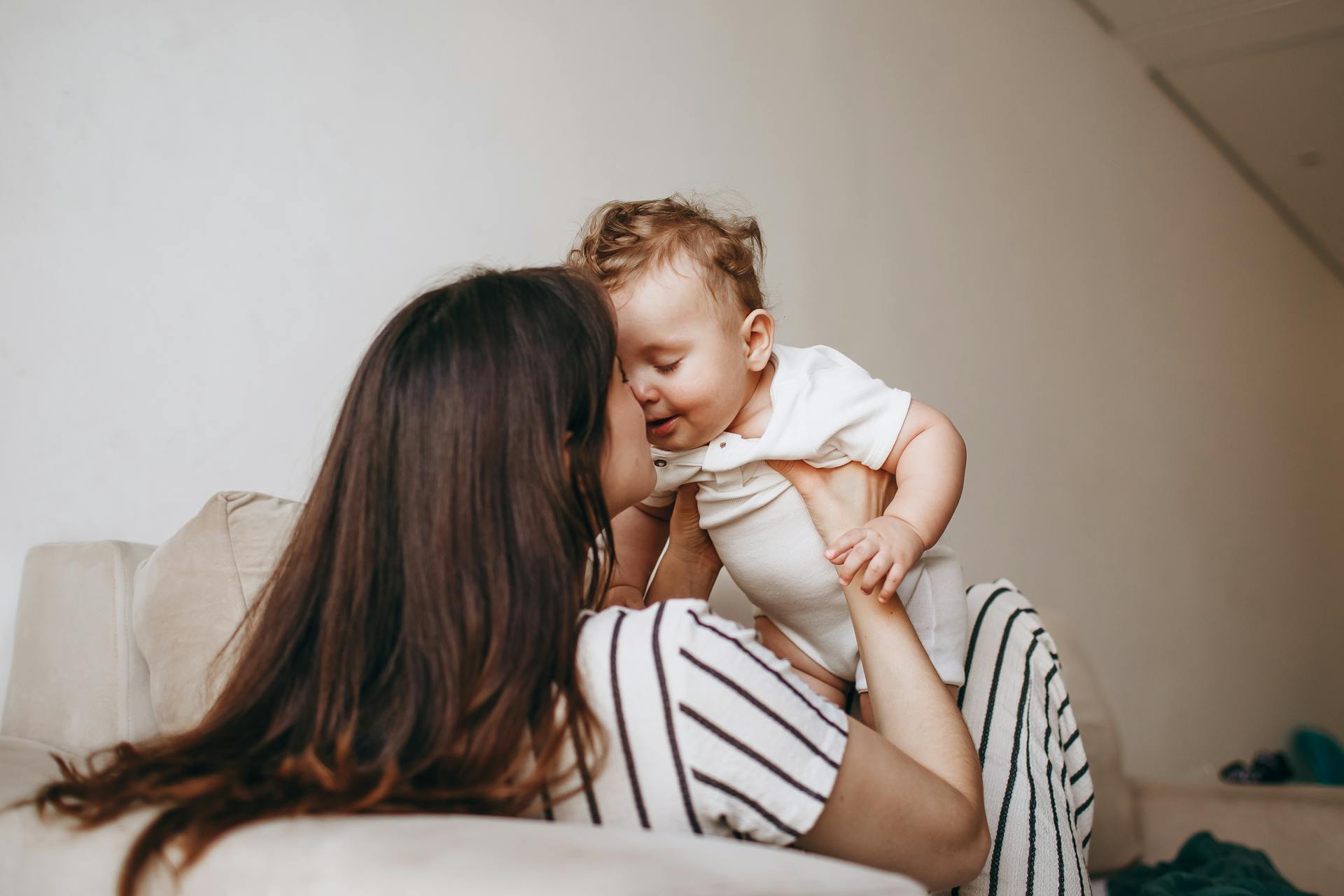 Una mujer jugando con su bebé | Fuente: Pexels