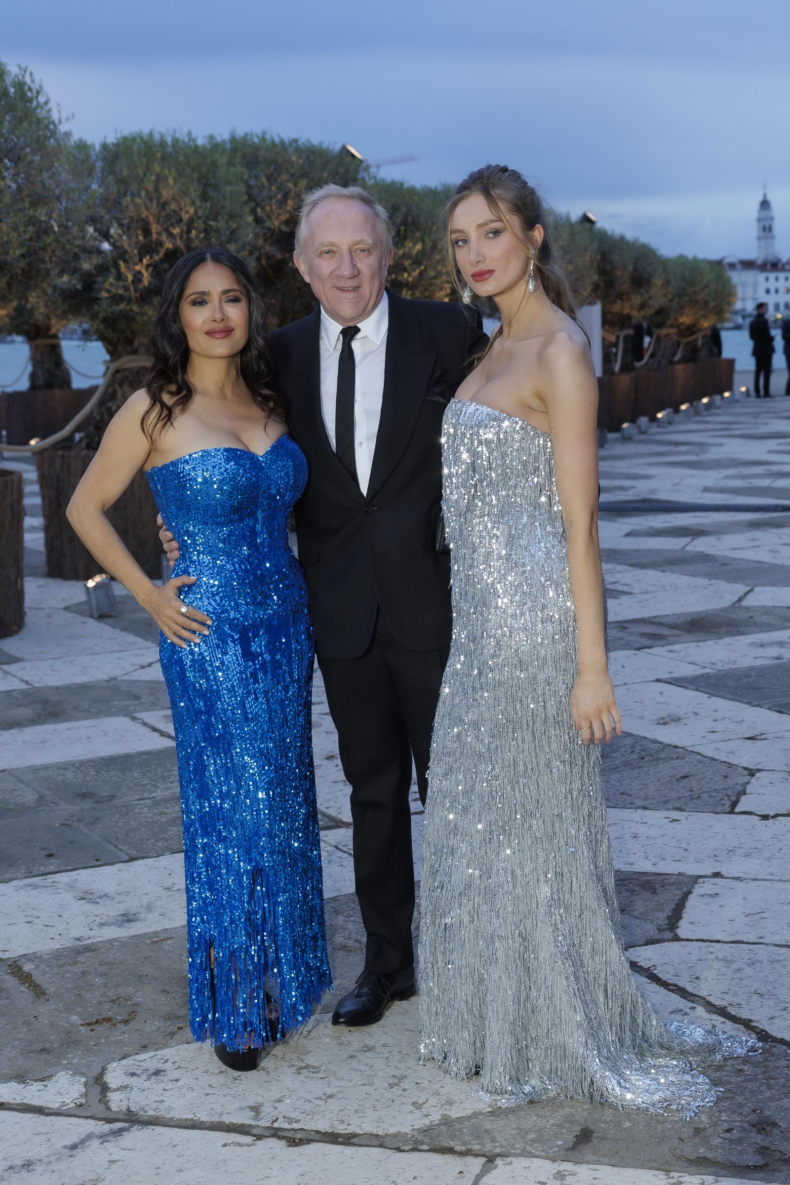 La pareja ya había llamado la atención en la cena de gala de la 60.ª Bienal de Venecia, celebrada en la Fondazione Cini en abril de 2024. Los dos posaron junto a François-Henri Pinault, que llevaba un traje negro clásico. | Fuente: Getty Images