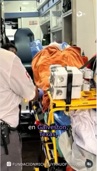 Personal paramédico trasladando a Jazlyn Azulet Carrillo Matías dentro del hospital | Fuente: Instagram/culturacolectiva