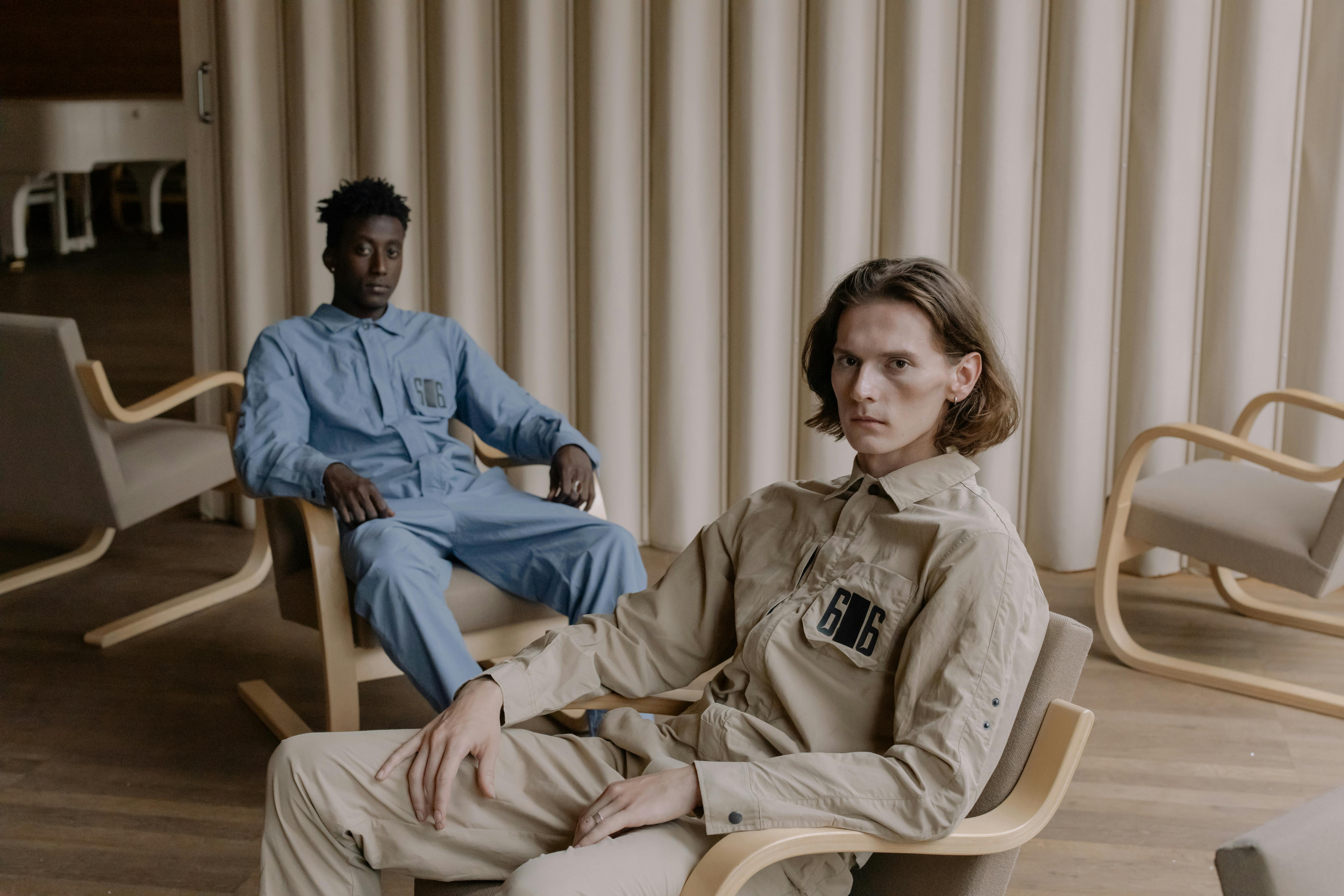 Dos hombres serios sentados | Fuente: Pexels