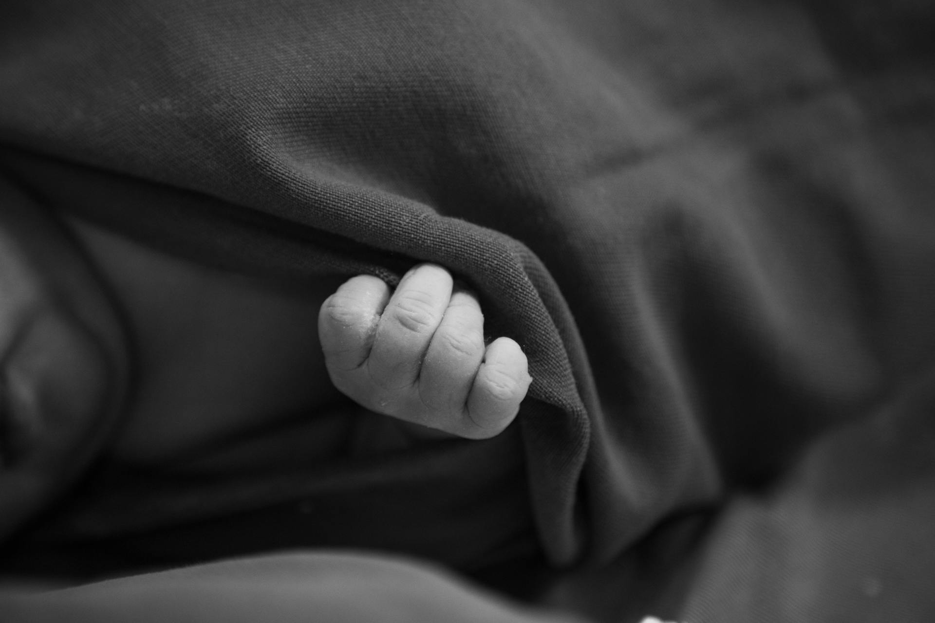 La manita de un bebé agarrada a una manta | Fuente: Pexels