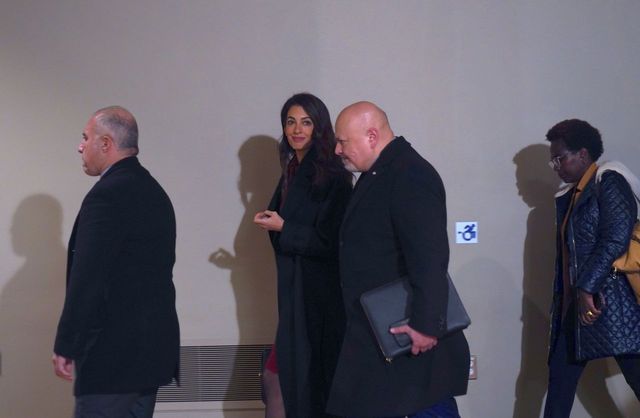 Amal Clooney fotografiada tras una reunión del Consejo de Seguridad de las Naciones Unidas en la sede de la ONU en Nueva York el 25 de enero de 2025 | Fuente: Getty Images