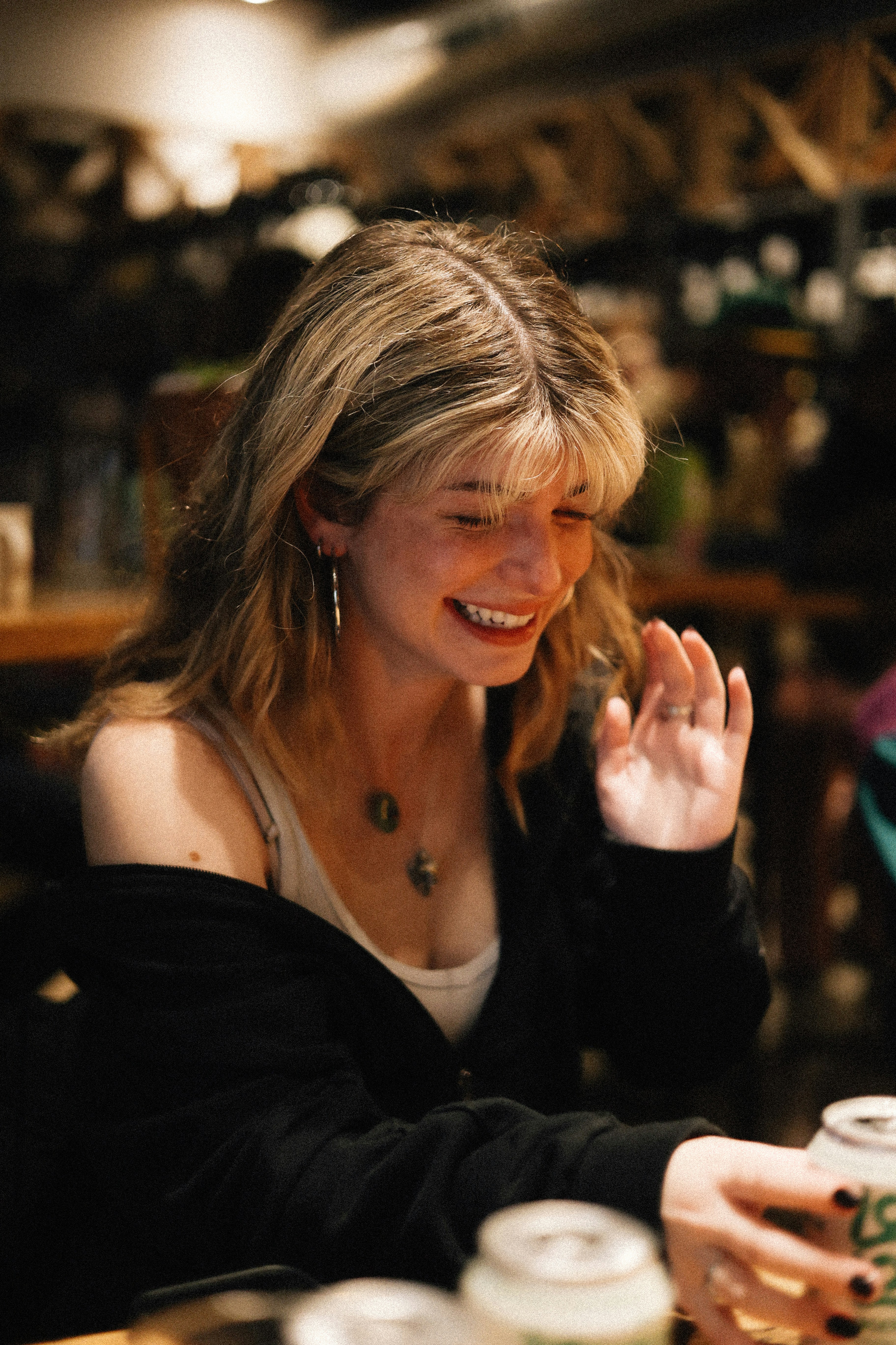 Una mujer feliz sentada a la mesa | Fuente: Unsplash