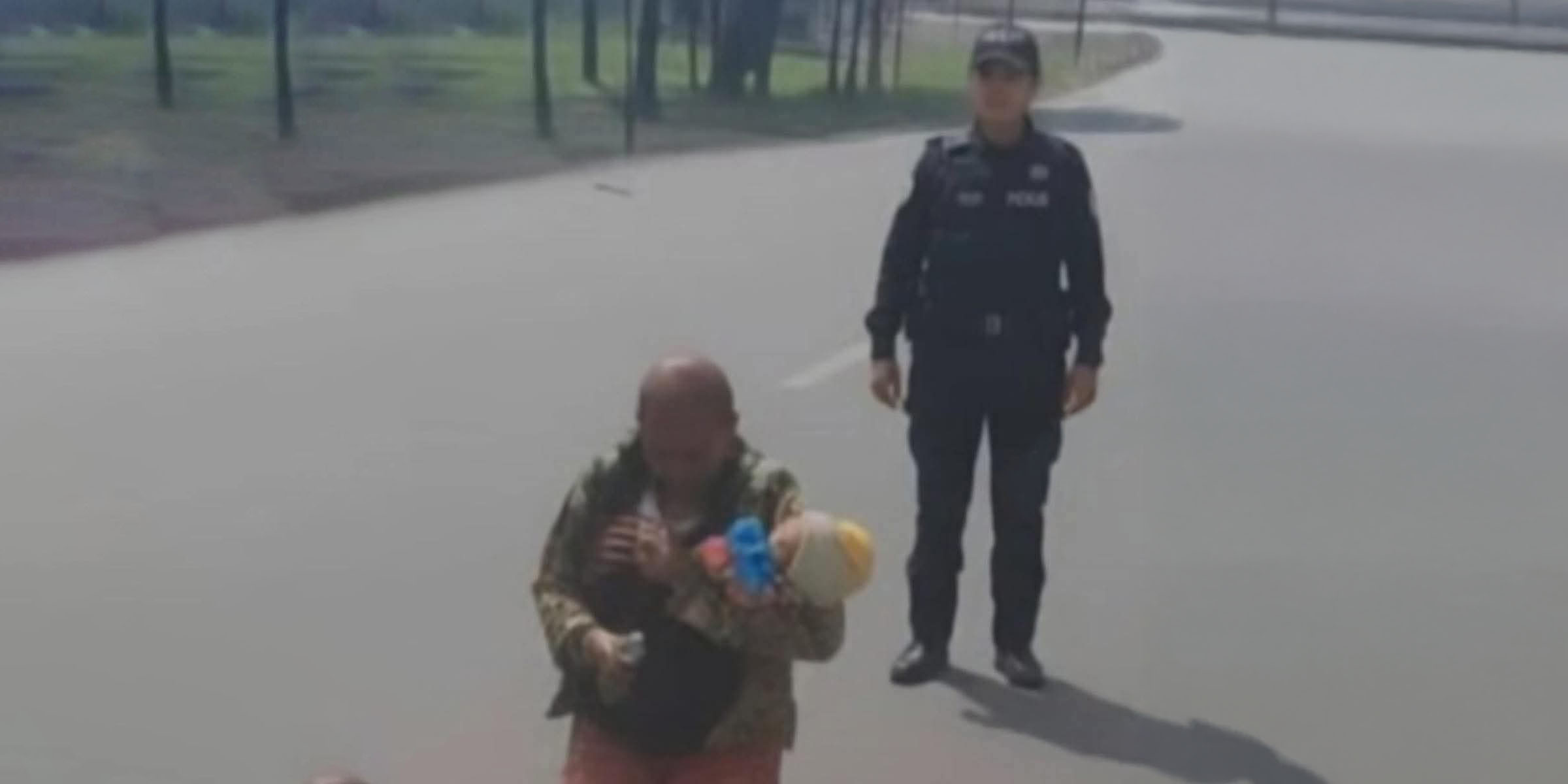 Policía auxilió a niña de dos años tras explosión en Iztapalapa. | Fuente: x.com/rancanoglenda7