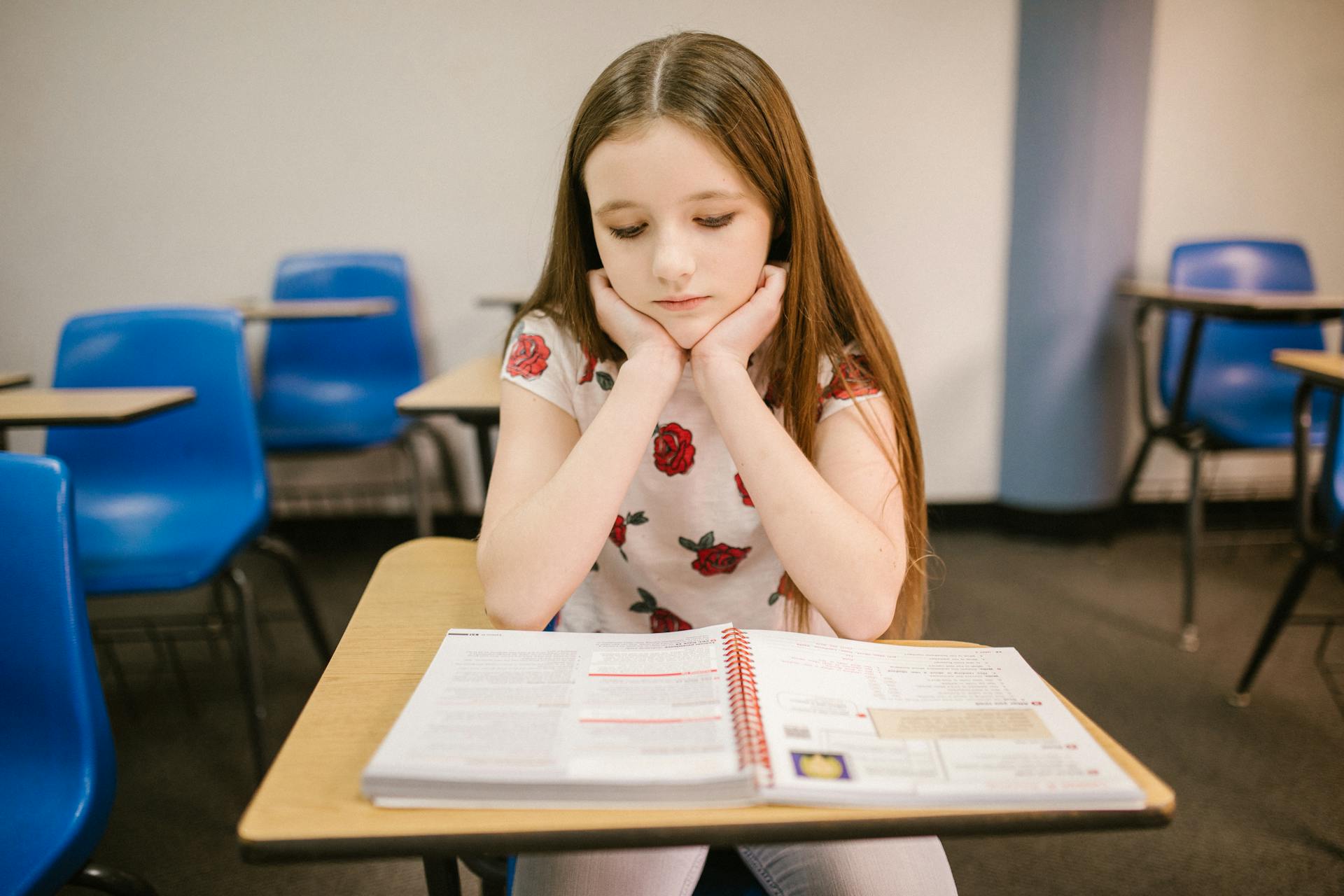 Una niña triste sentada en su clase | Fuente: Pexels