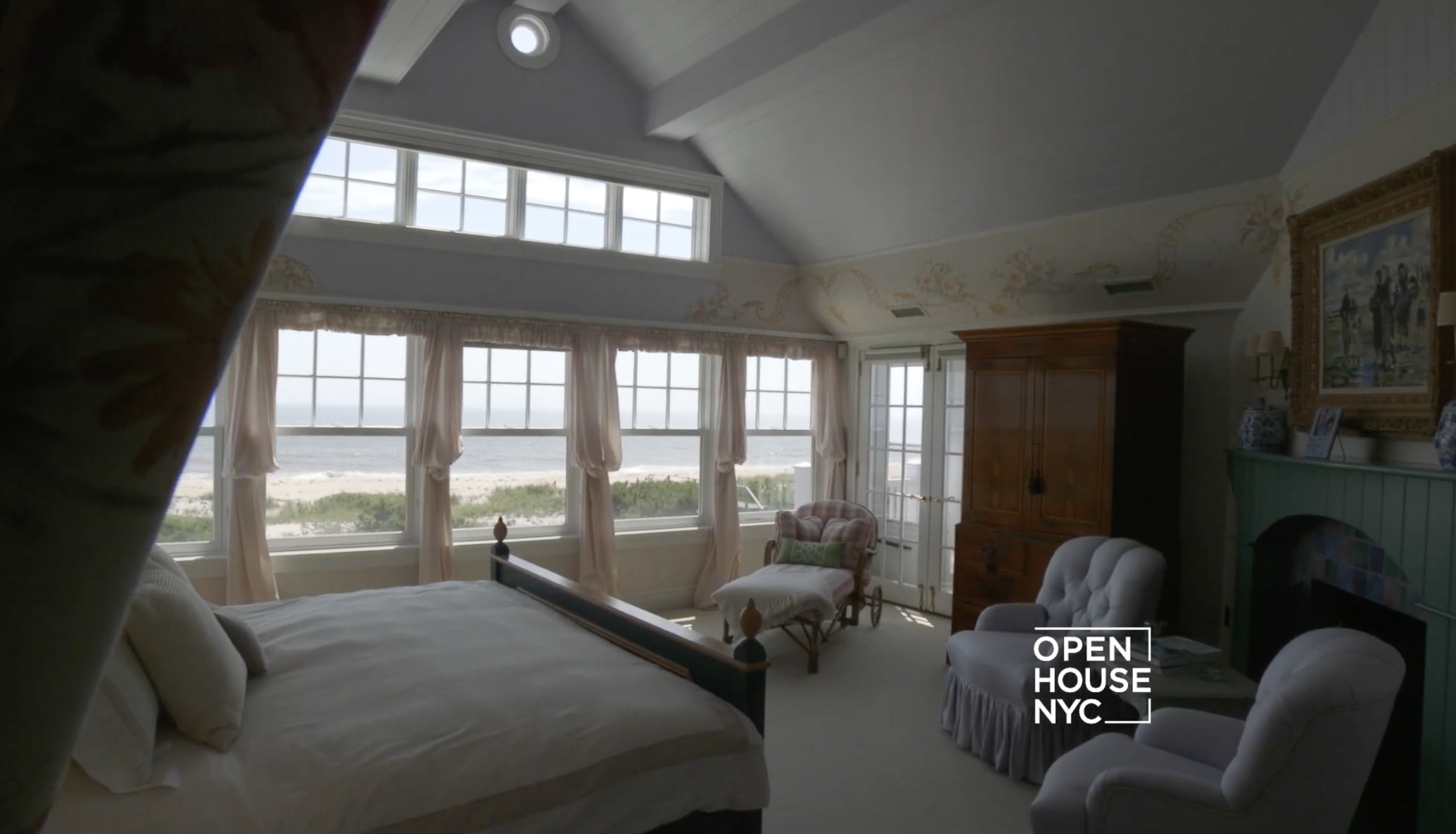 Imagen del dormitorio de Susan Lucci y Helmut Huber en su casa de Long Island, Nueva York. | Fuente: YouTube/OpenHouseTV