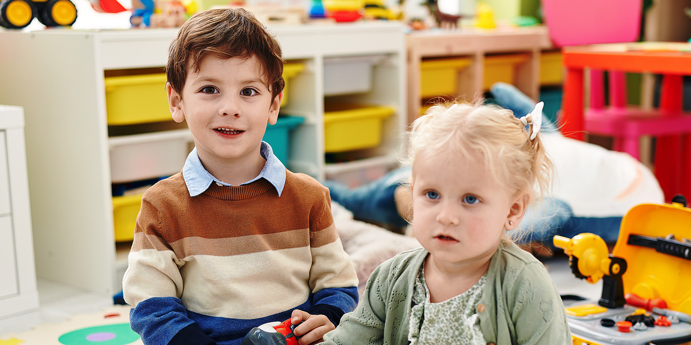 Dos niños en su habitación | Fuente: Shutterstock