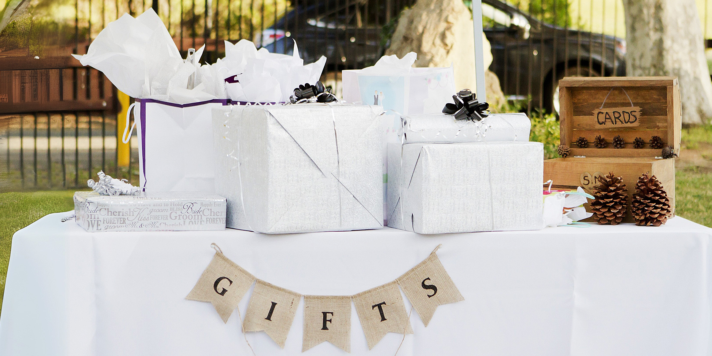 Una mesa de regalos al aire libre | Fuente: Shutterstock