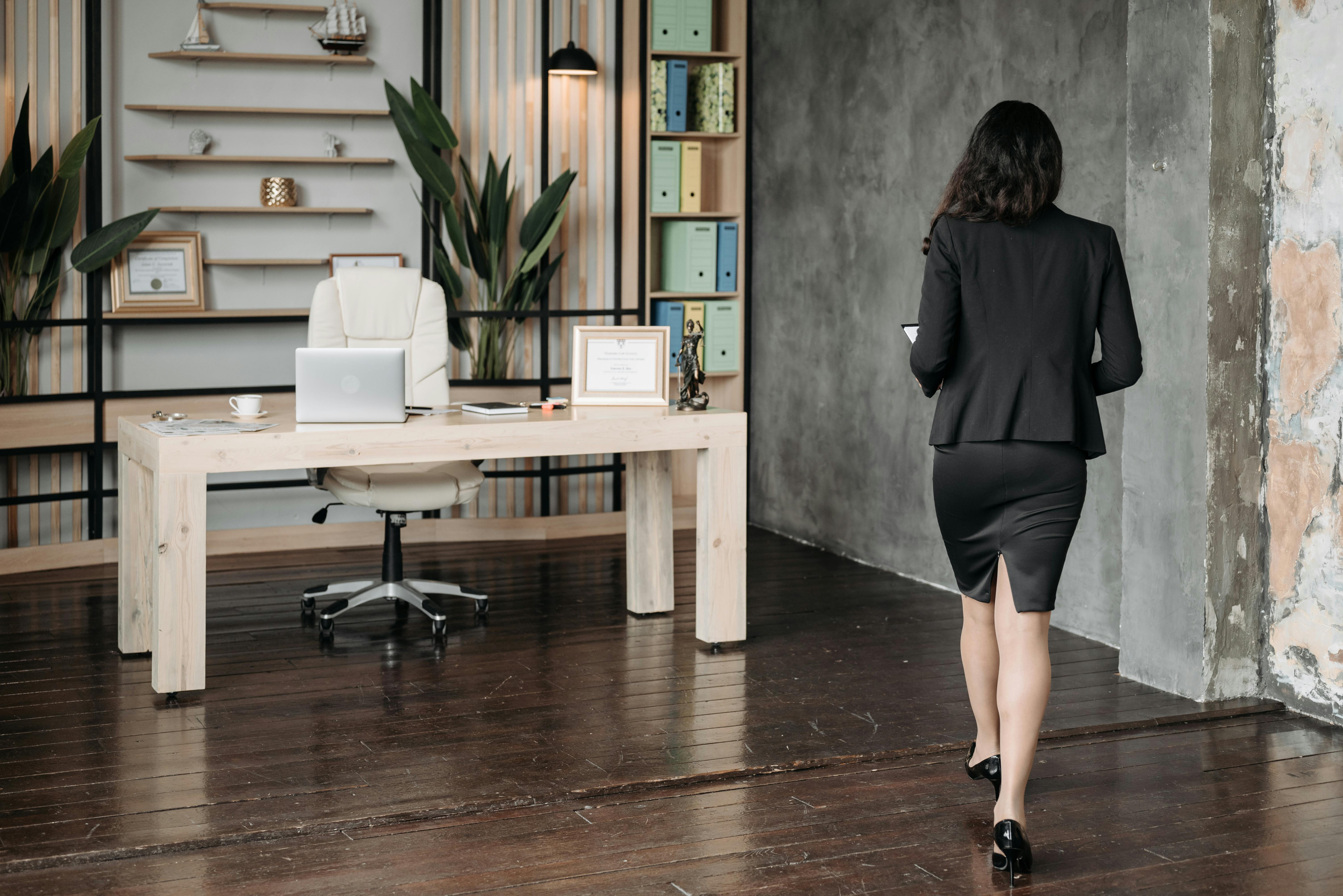 Mujer entrando en una oficina | Fuente: Pexels