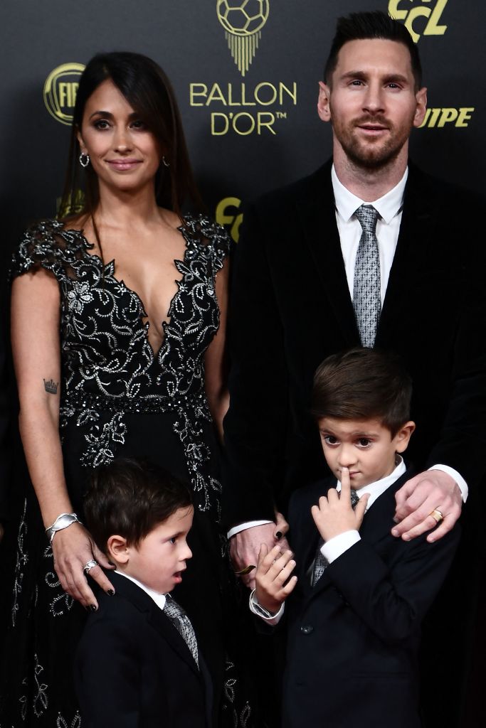 Lionel Messi (derecha) y su esposa Antonela Roccuzzo (izquierda), junto a sus hijos Thiago y Mateo, llegan para asistir a la ceremonia del Balón de Oro de France Football 2019 en el Théâtre du Châtelet de París, el 2 de diciembre de 2019. | Foto: Getty Images