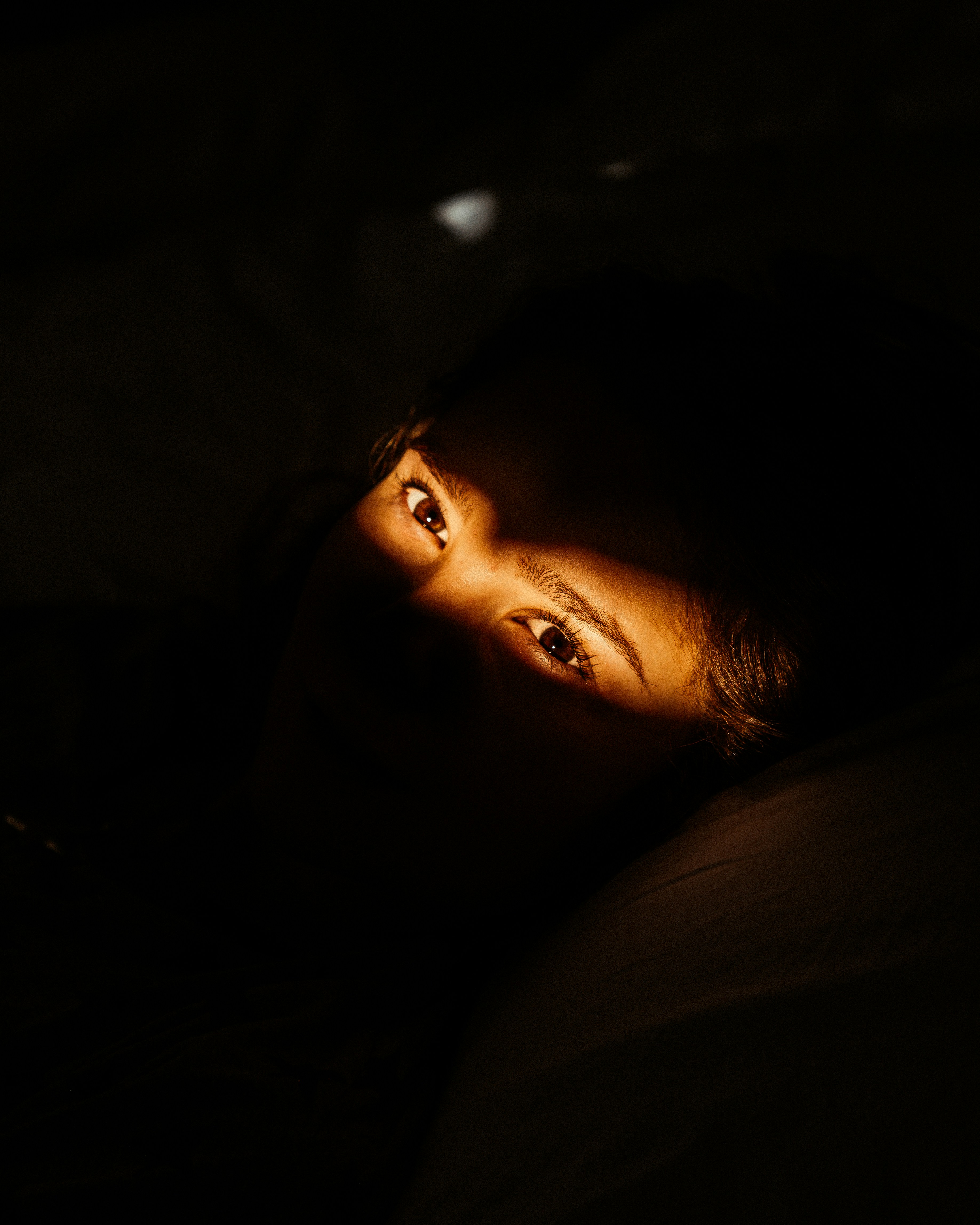 Vista de los ojos de un hombre despierto en la cama | Fuente: Unsplash