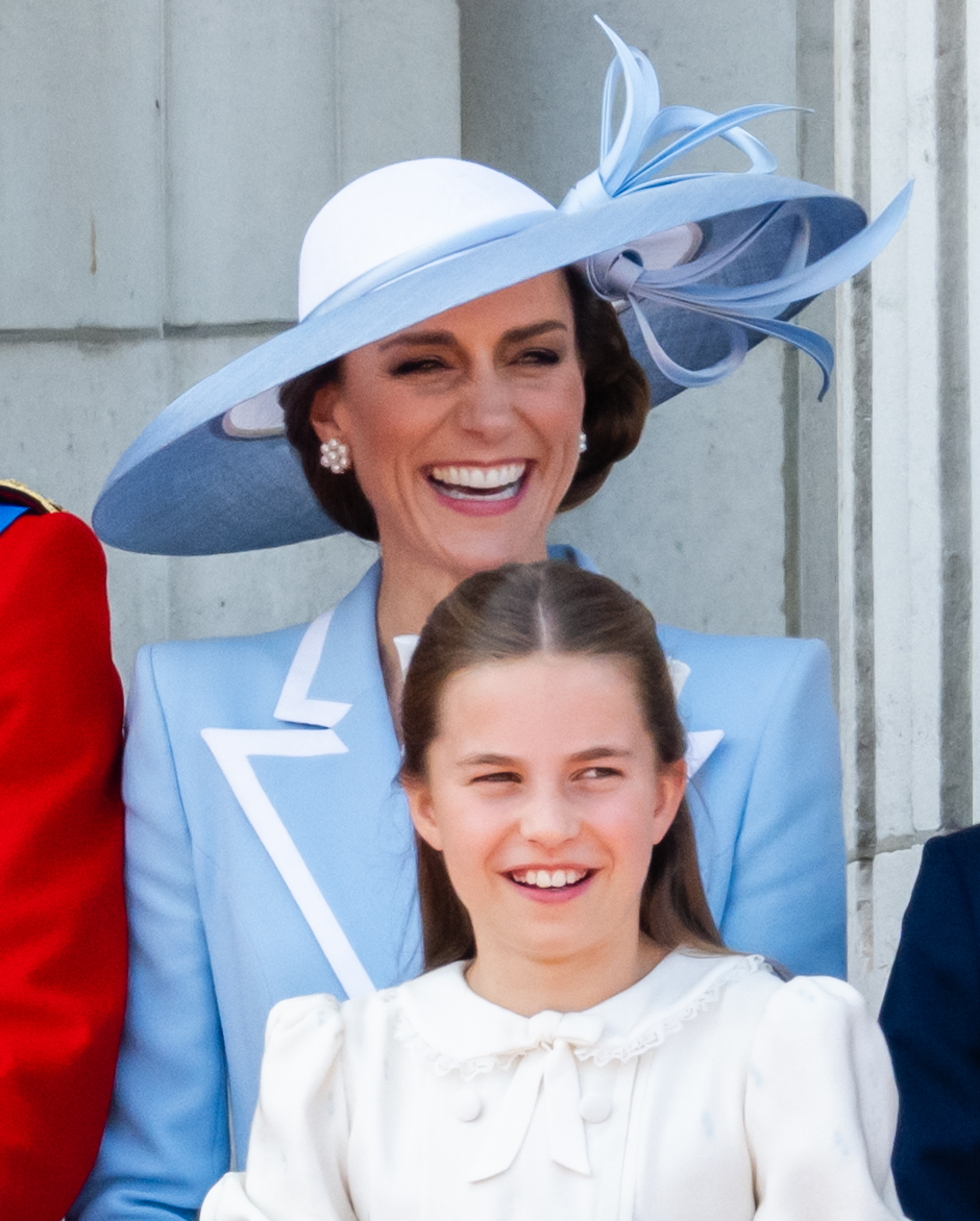 La princesa Charlotte de Gales y Catherine, princesa de Gales, se ríen juntas en el balcón del Palacio de Buckingham mientras contemplan el desfile aéreo de la RAF durante la ceremonia del