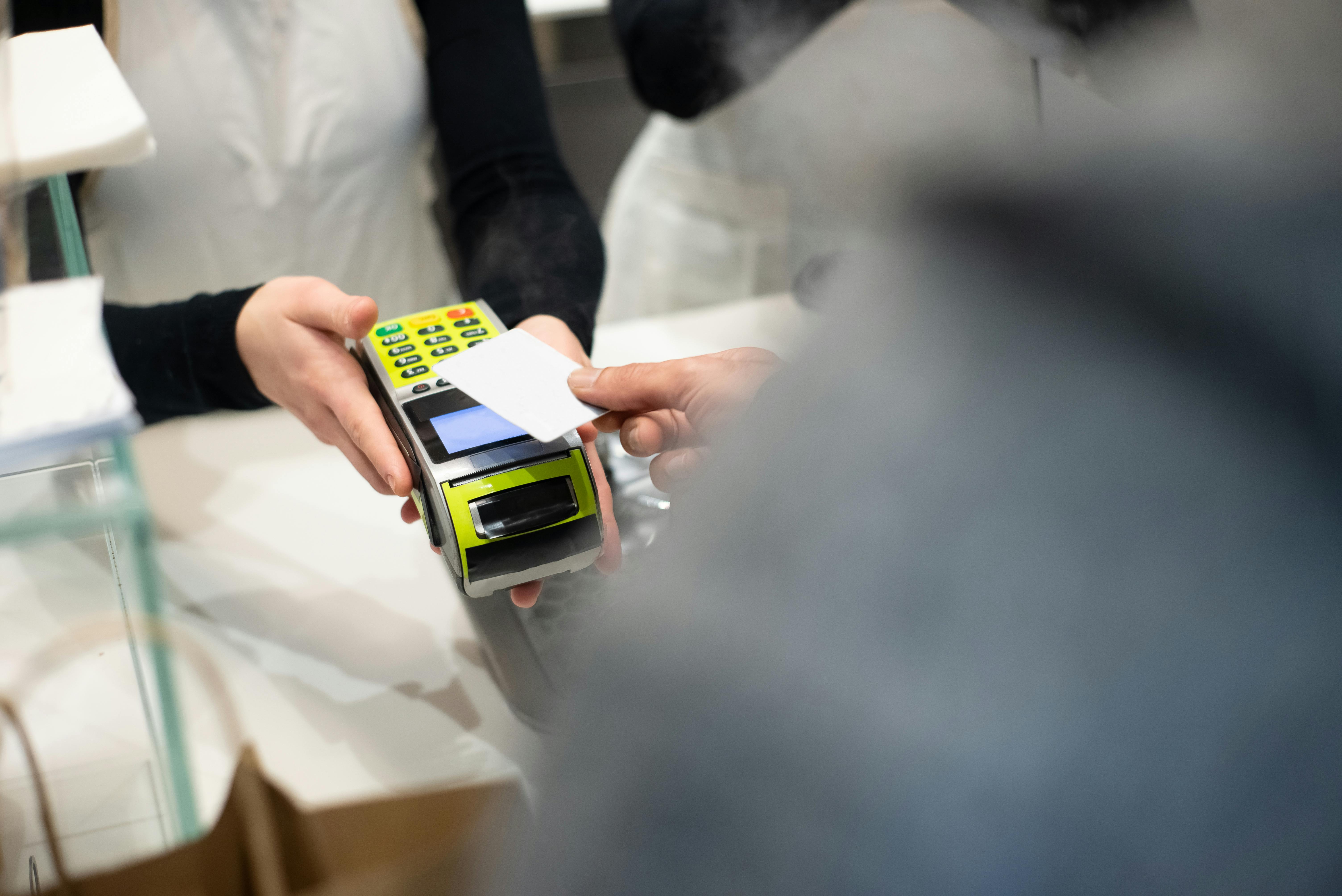 Una persona mostrando una tarjeta de crédito | Fuente: Pexels