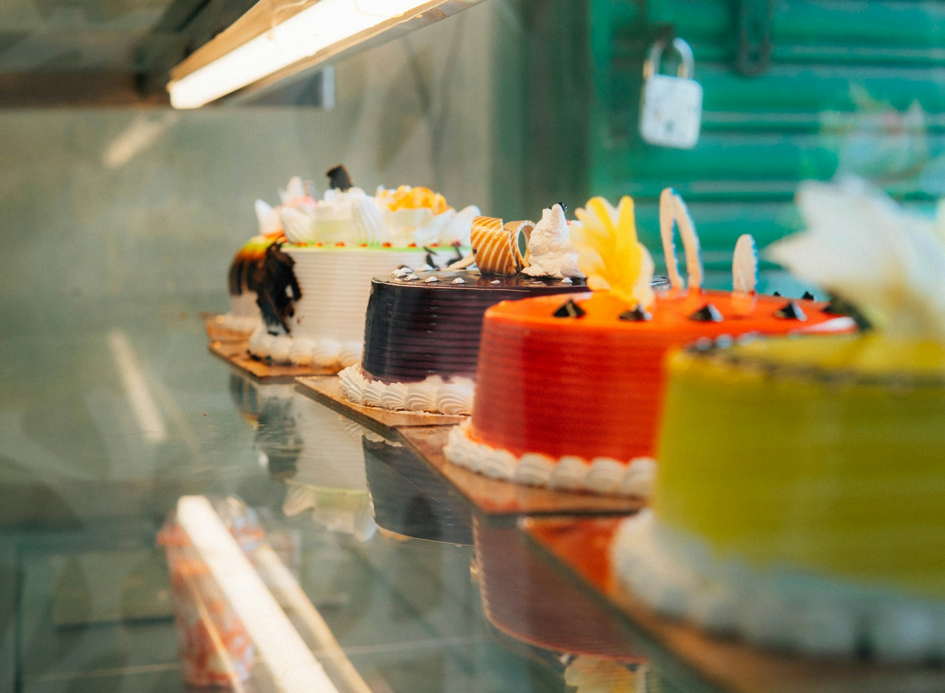 Un surtido de pasteles en exposición | Fuente: Unsplash