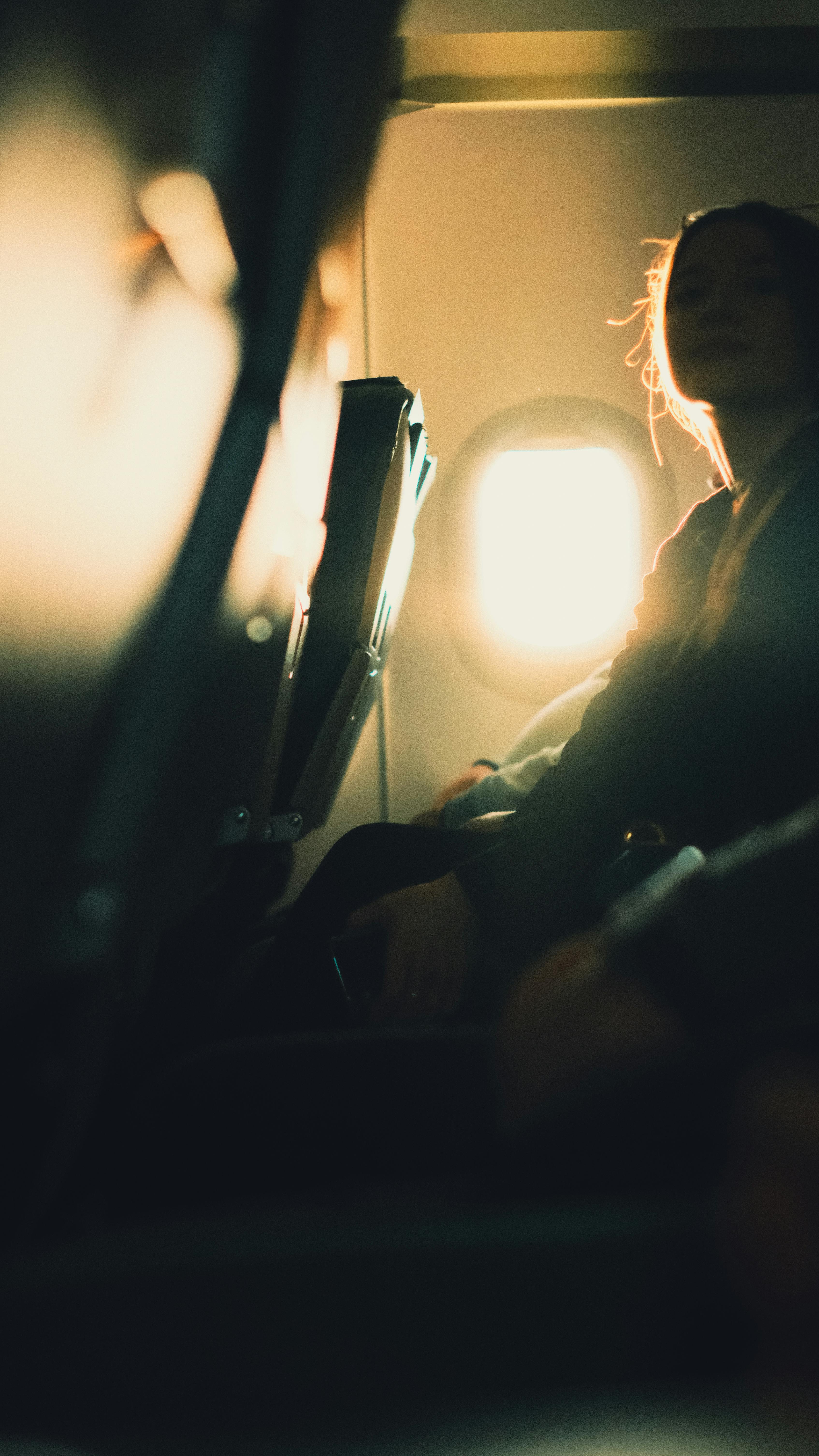 Una mujer sentada en un avión | Fuente: Pexels
