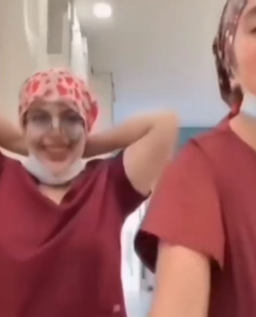 Las dos médicas riéndose | Fuente: Instagram/postaedomex