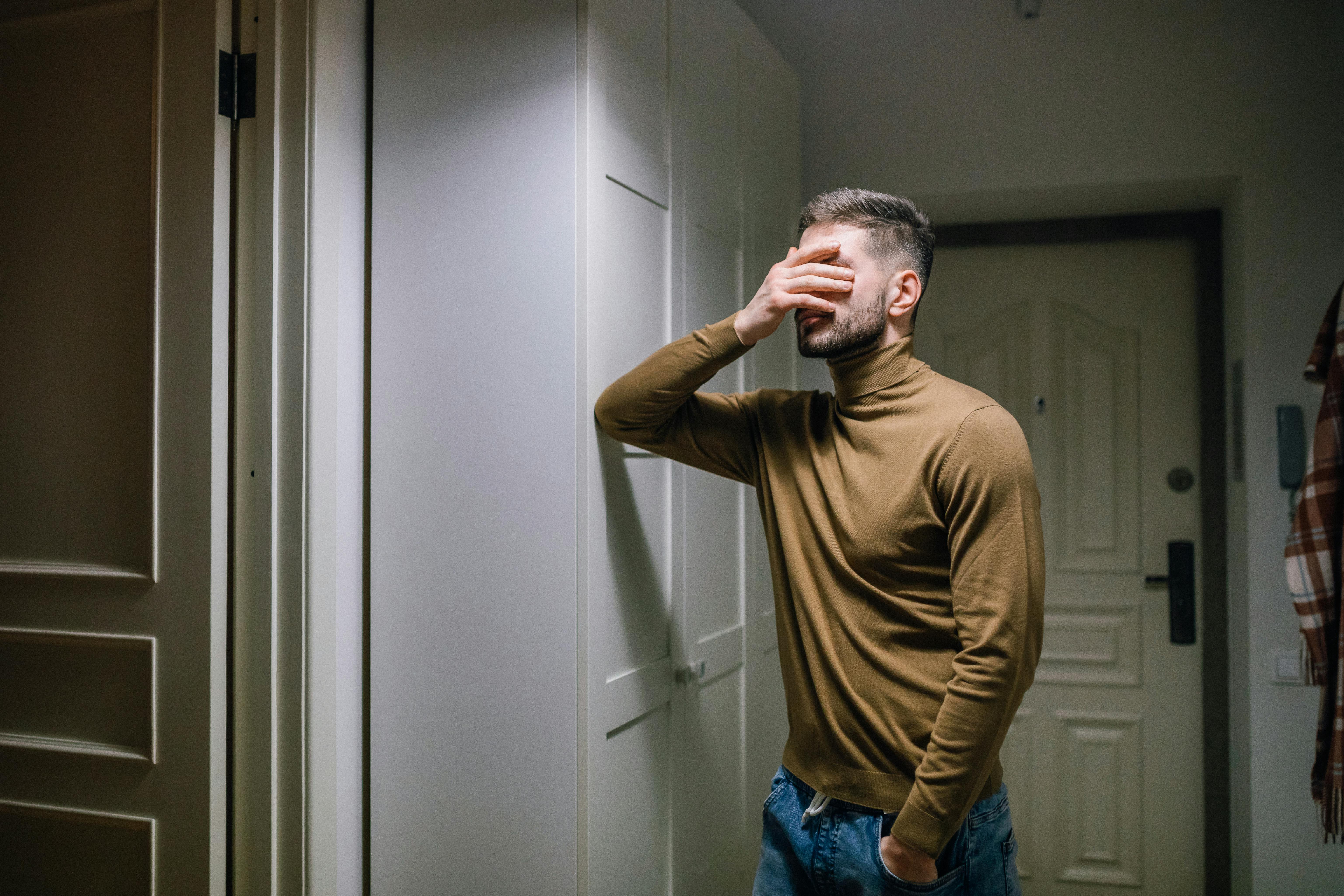 Hombre con las manos en la cara | Fuente: Pexels