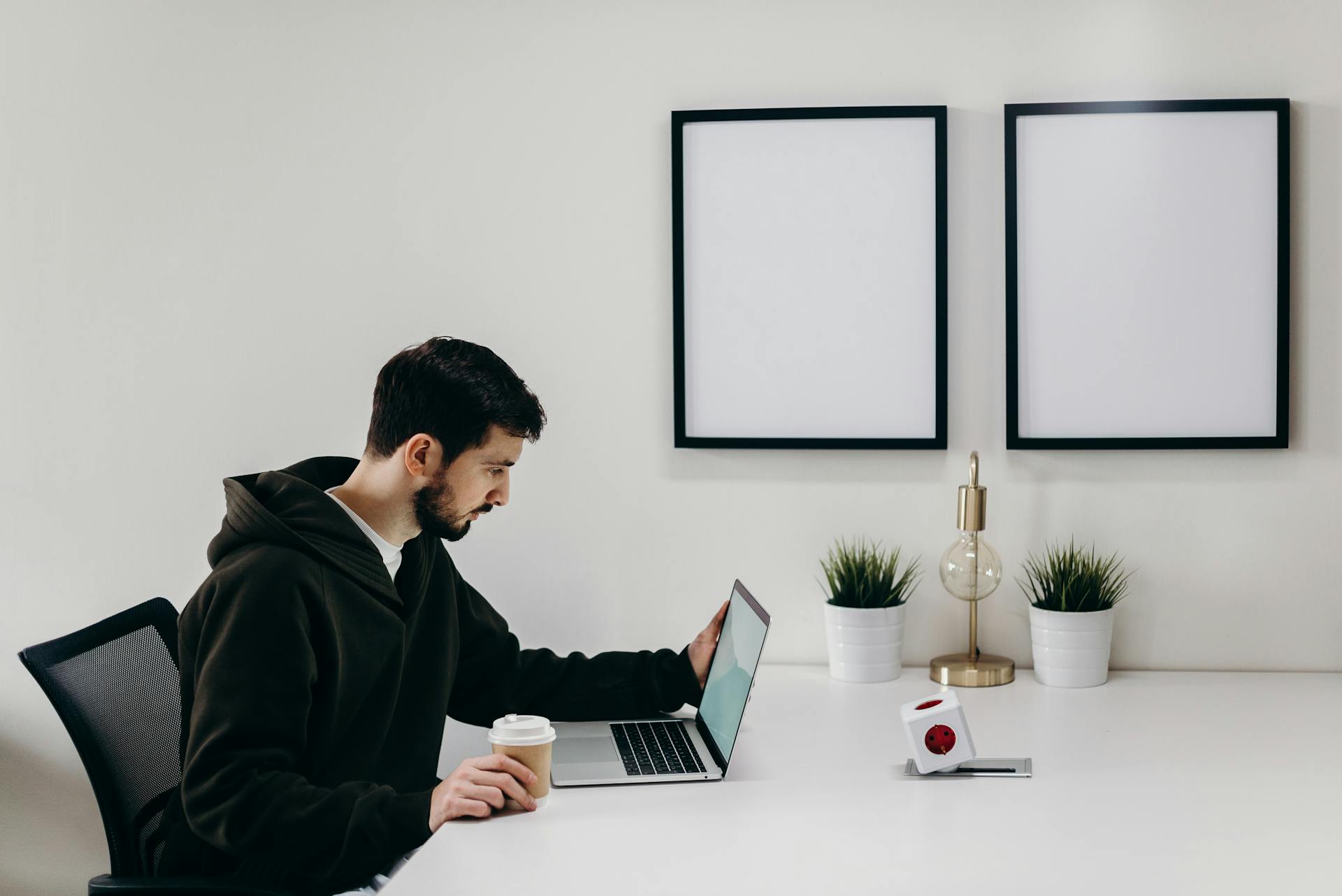 Un hombre mirando la pantalla de un portátil | Fuente: Pexels