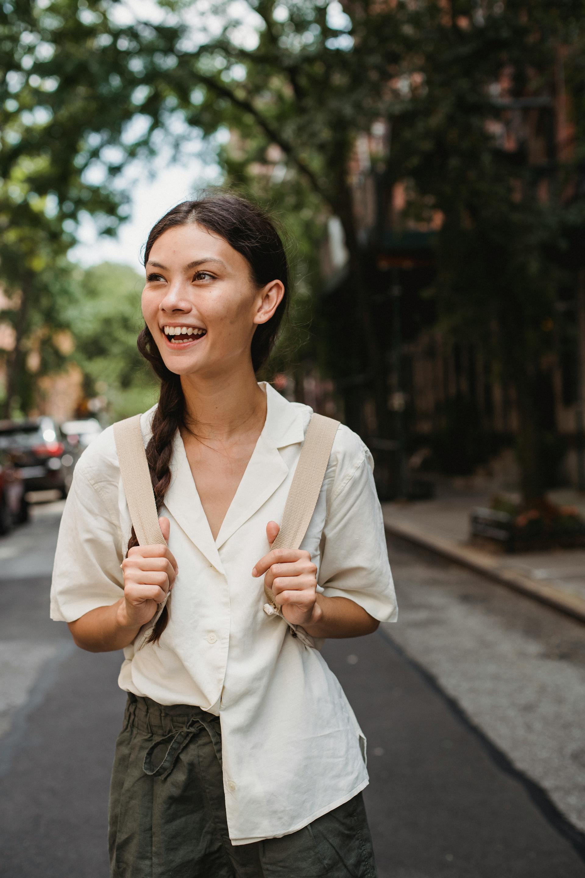 Una mujer feliz viajando | Fuente: Pexels