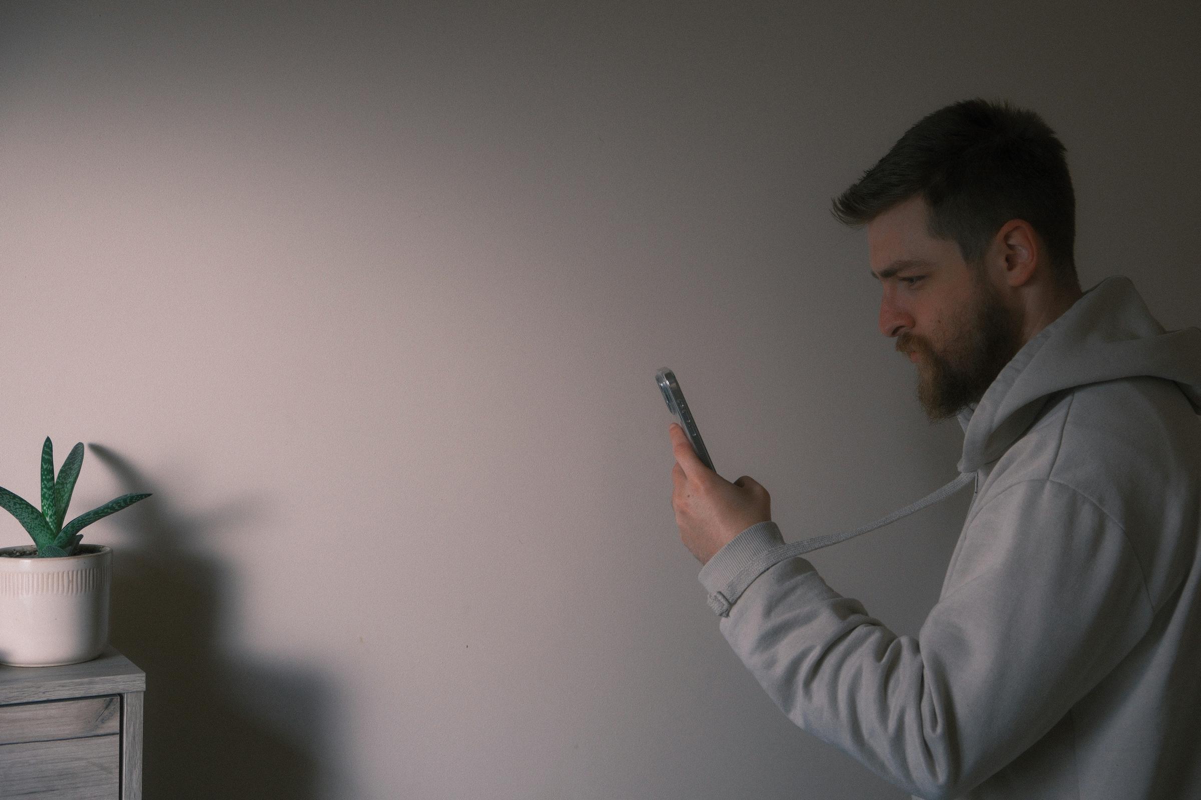 Hombre en una videollamada | Fuente: Unsplash